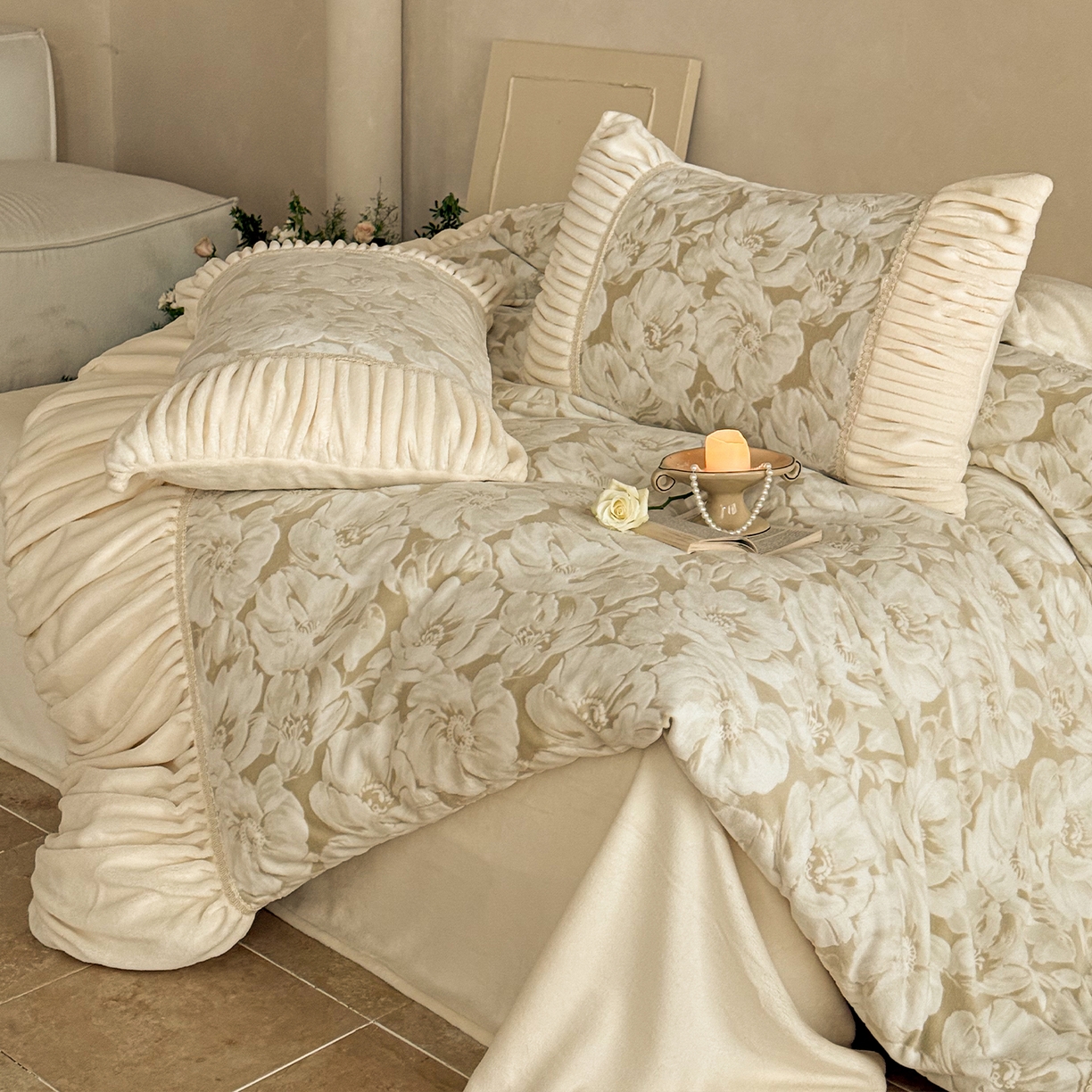 91家纺网 家纺一手货源 找家纺 圆岛家纺 2025新款复古法式雕花高克重牛奶绒四件套 山茶奶咖