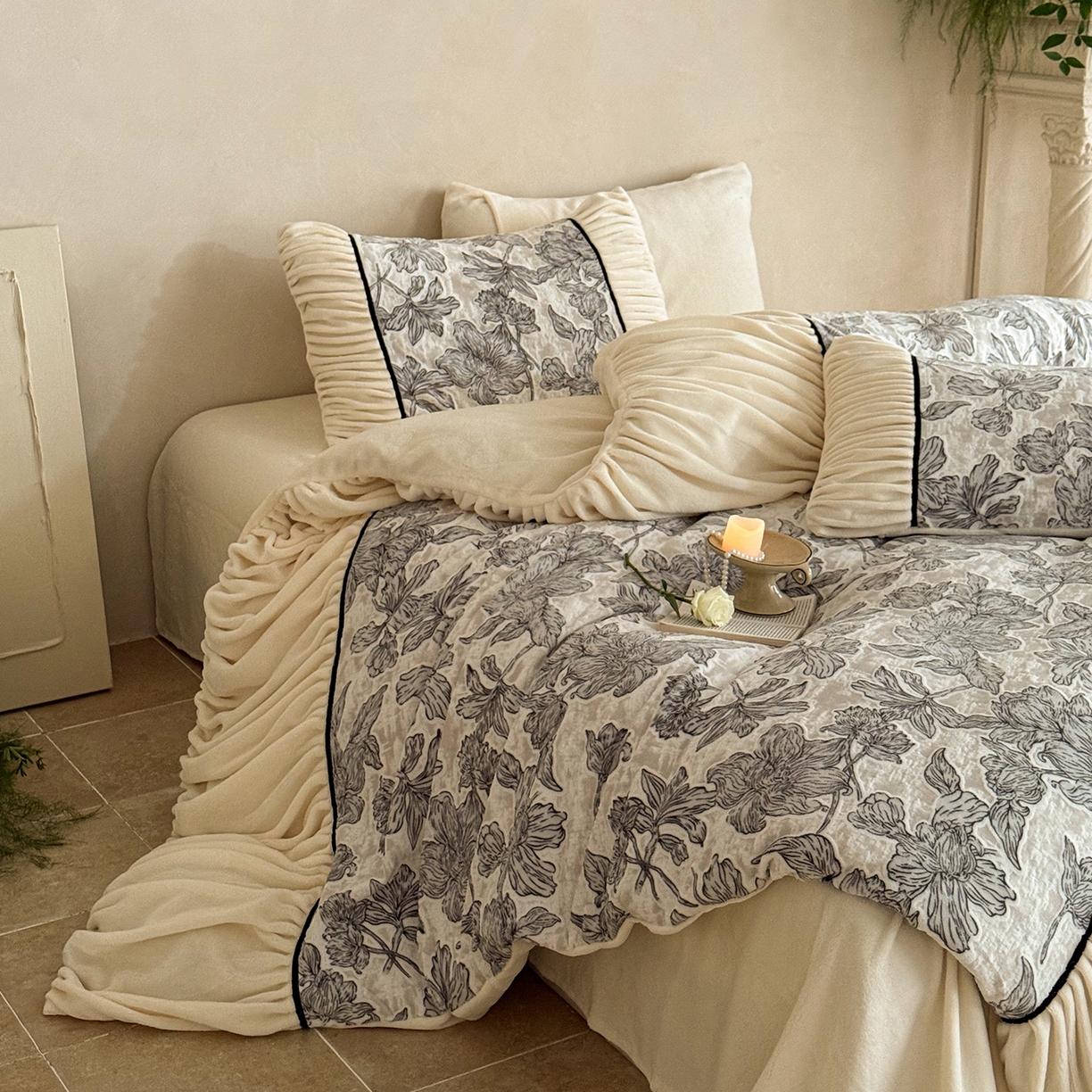 91家纺网 家纺一手货源 找家纺 圆岛家纺 2025新款复古法式雕花高克重牛奶绒四件套 花枝墨