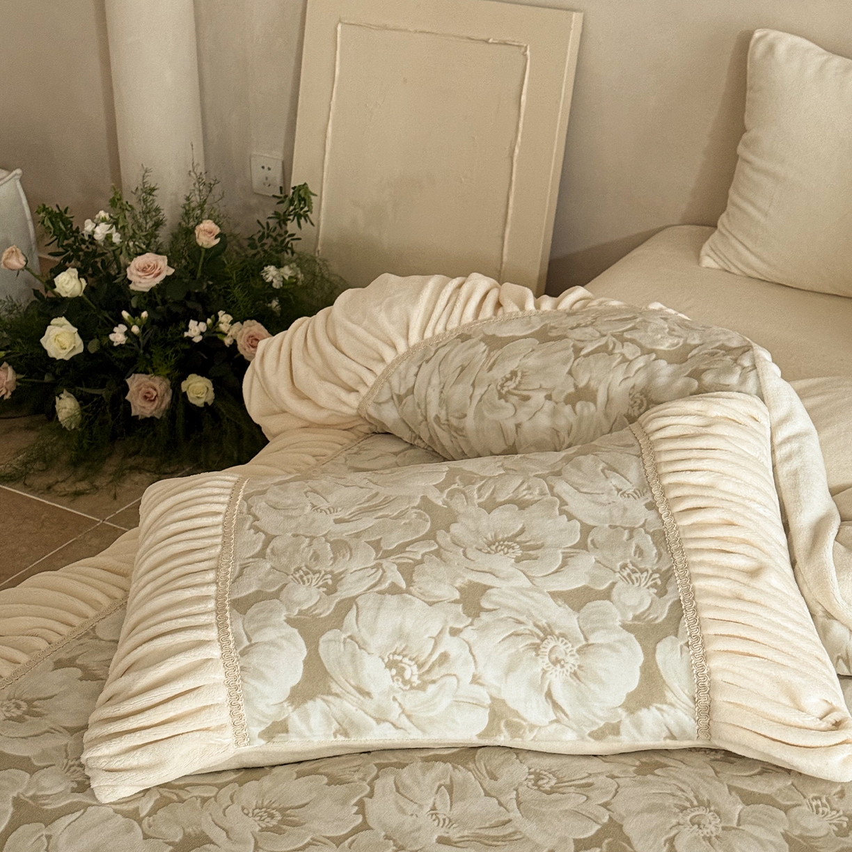 91家纺网 家纺一手货源 找家纺 圆岛家纺 2025新款复古法式雕花高克重牛奶绒四件套 山茶奶咖