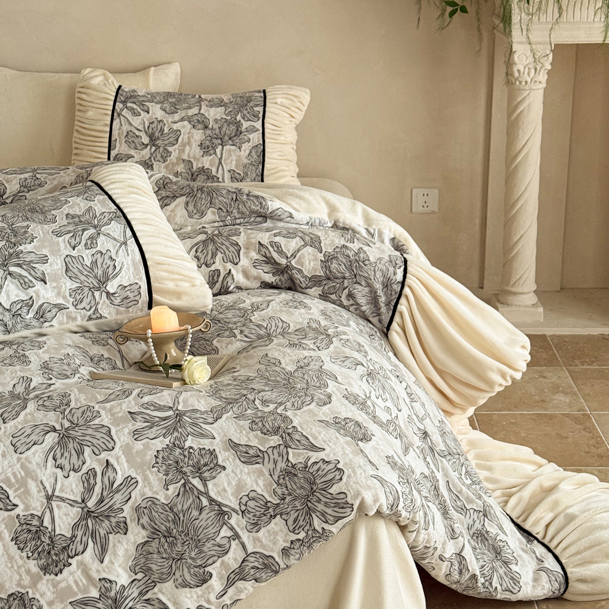 91家纺网 家纺一手货源 找家纺 圆岛家纺 2025新款复古法式雕花高克重牛奶绒四件套 花枝墨