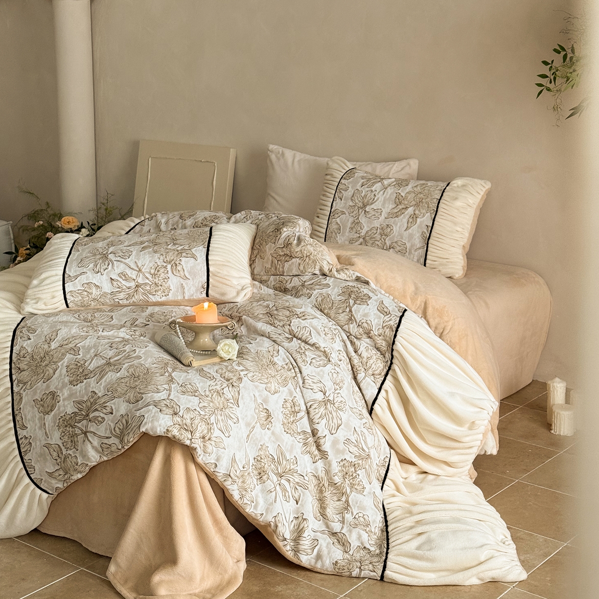 91家纺网 家纺一手货源 找家纺 圆岛家纺 2025新款复古法式雕花高克重牛奶绒四件套 花枝咖