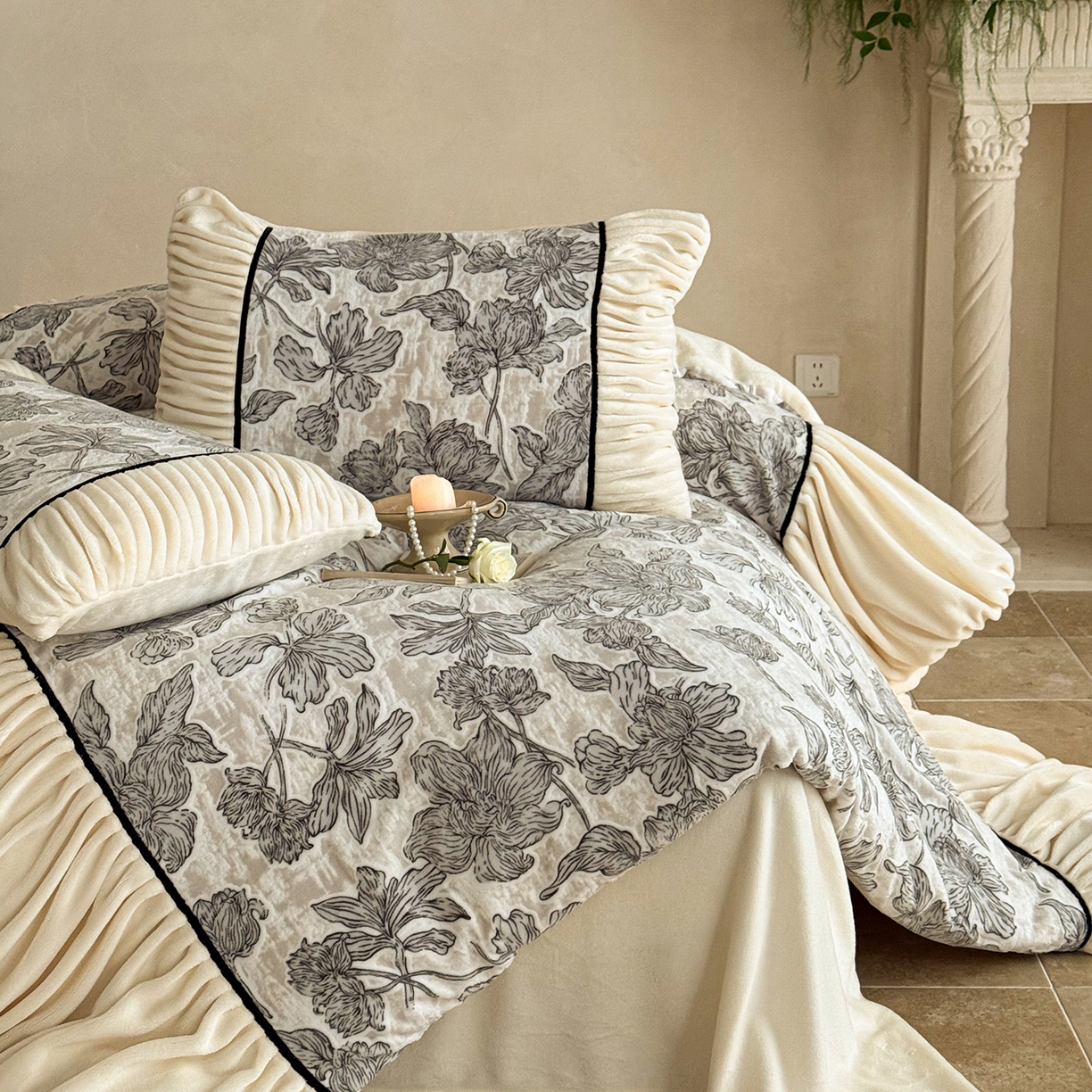 91家纺网 家纺一手货源 找家纺 圆岛家纺 2025新款复古法式雕花高克重牛奶绒四件套 花枝墨