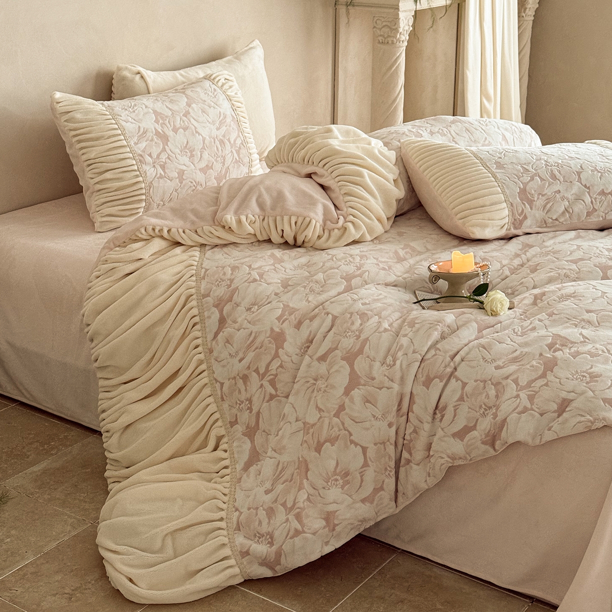 91家纺网 家纺一手货源 找家纺 圆岛家纺 2025新款复古法式雕花高克重牛奶绒四件套 山茶粉