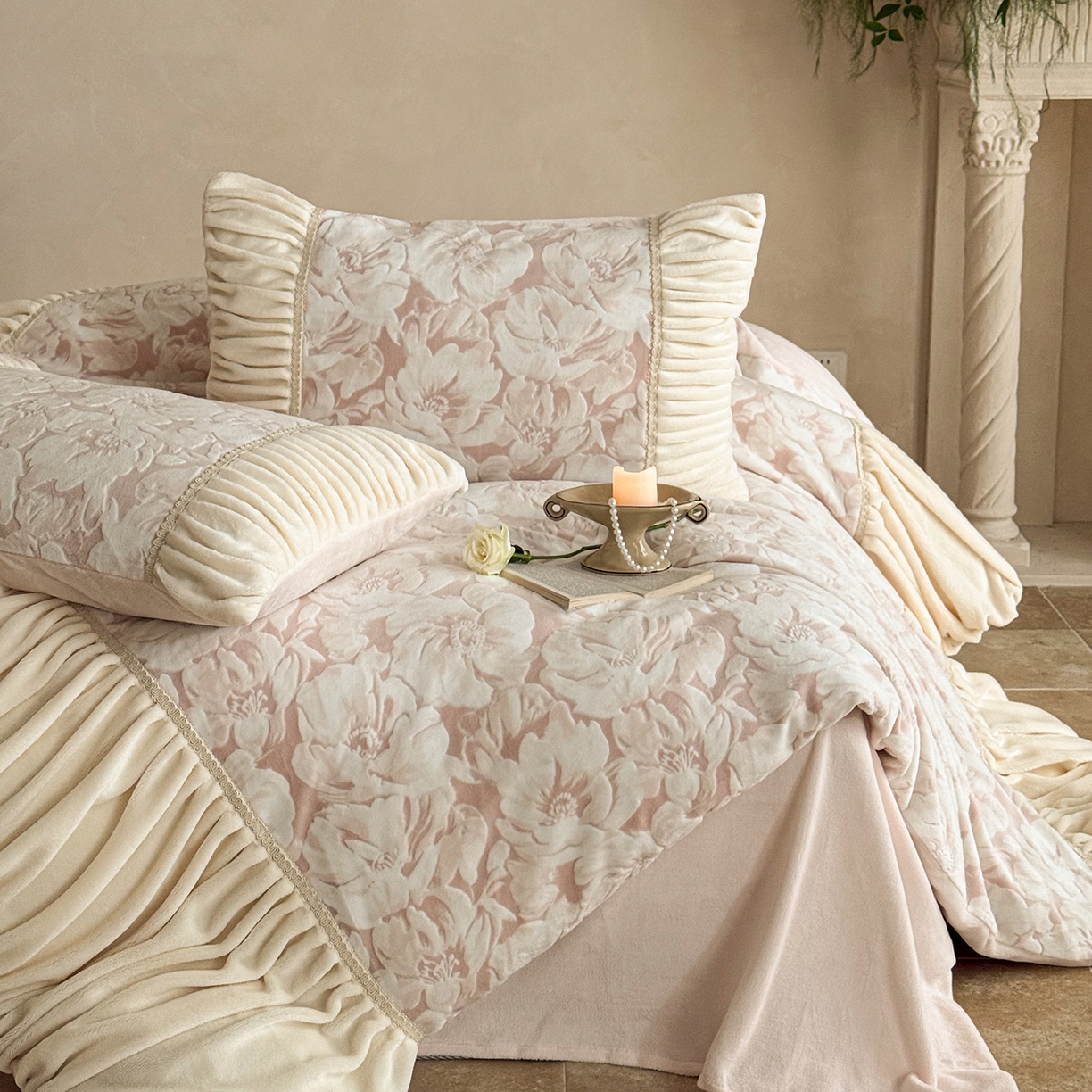 91家纺网 家纺一手货源 找家纺 圆岛家纺 2025新款复古法式雕花高克重牛奶绒四件套 山茶粉