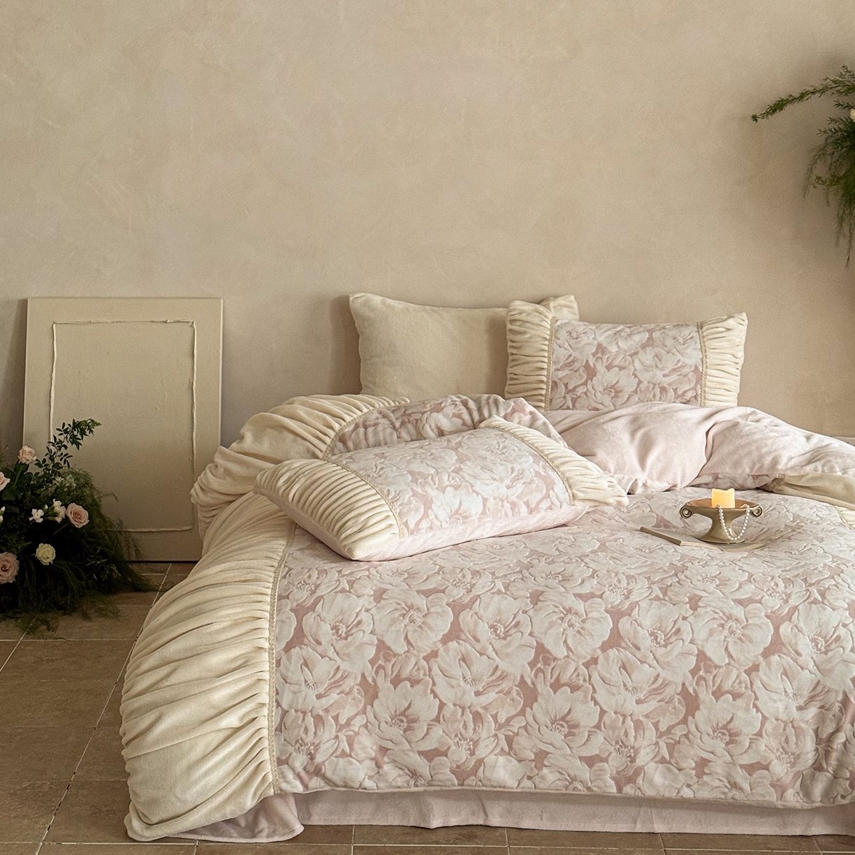 91家纺网 家纺一手货源 找家纺 圆岛家纺 2025新款复古法式雕花高克重牛奶绒四件套 山茶粉