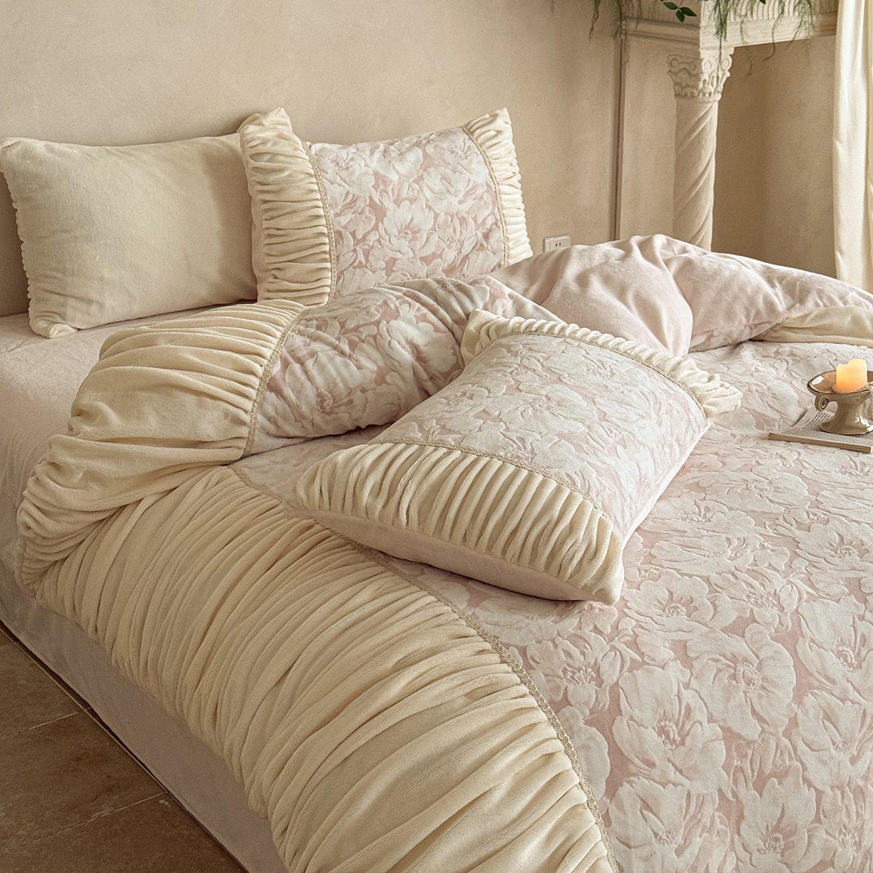 91家纺网 家纺一手货源 找家纺 圆岛家纺 2025新款复古法式雕花高克重牛奶绒四件套 山茶粉