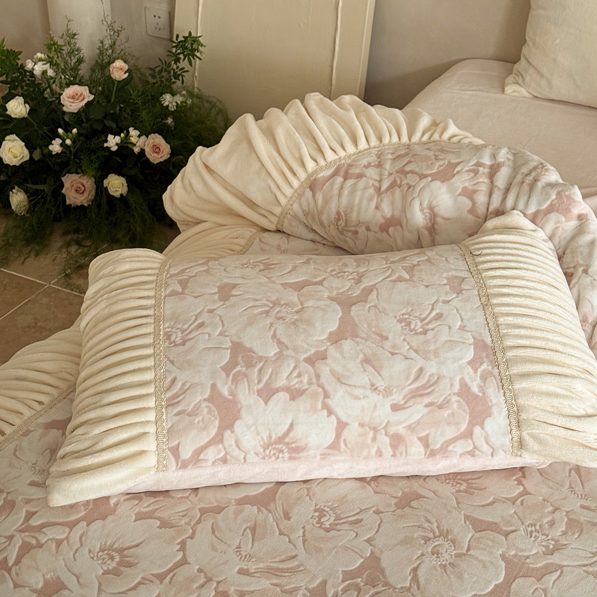 91家纺网 家纺一手货源 找家纺 圆岛家纺 2025新款复古法式雕花高克重牛奶绒四件套 山茶粉