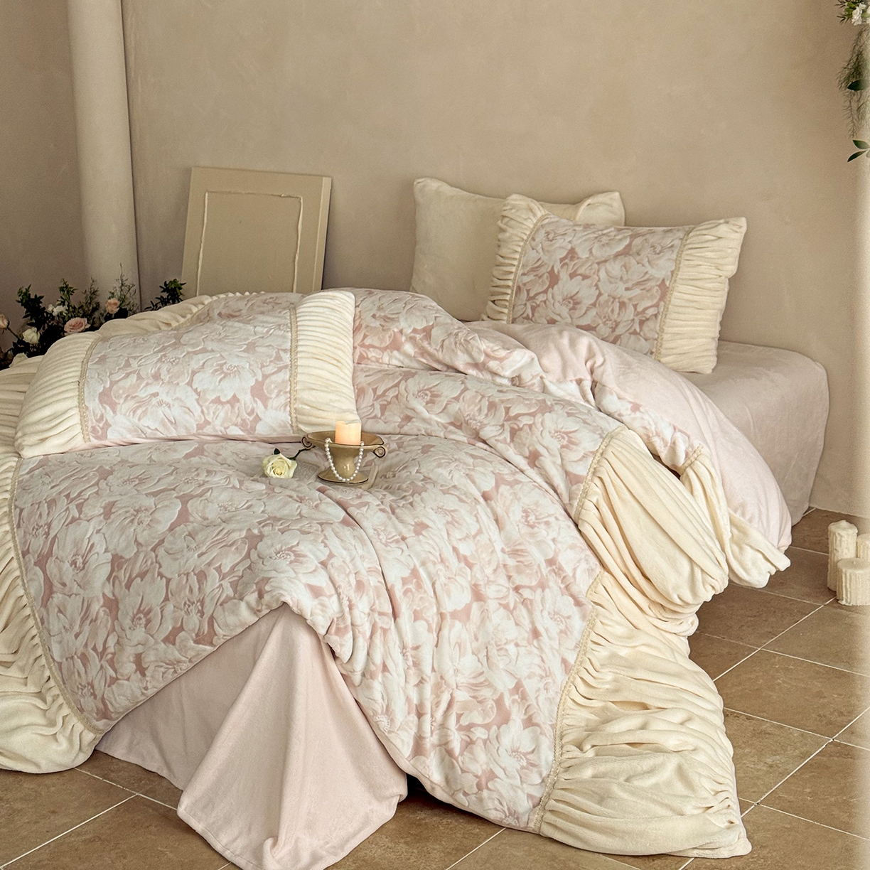 91家纺网 家纺一手货源 找家纺 圆岛家纺 2025新款复古法式雕花高克重牛奶绒四件套 山茶粉