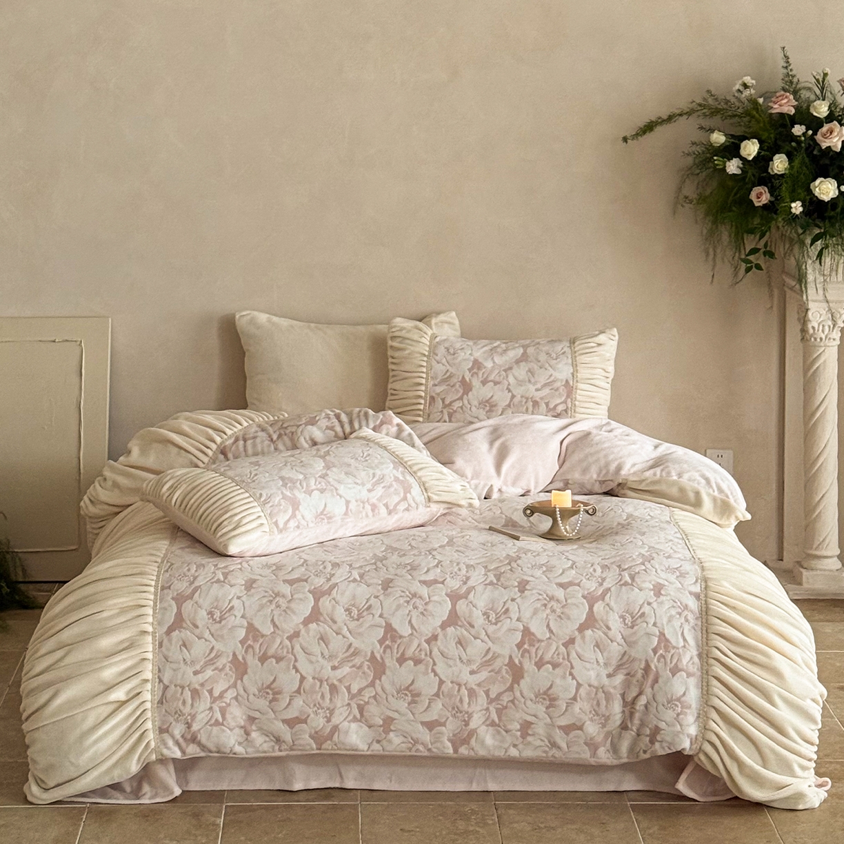 91家纺网 家纺一手货源 找家纺 圆岛家纺 2025新款复古法式雕花高克重牛奶绒四件套 山茶粉