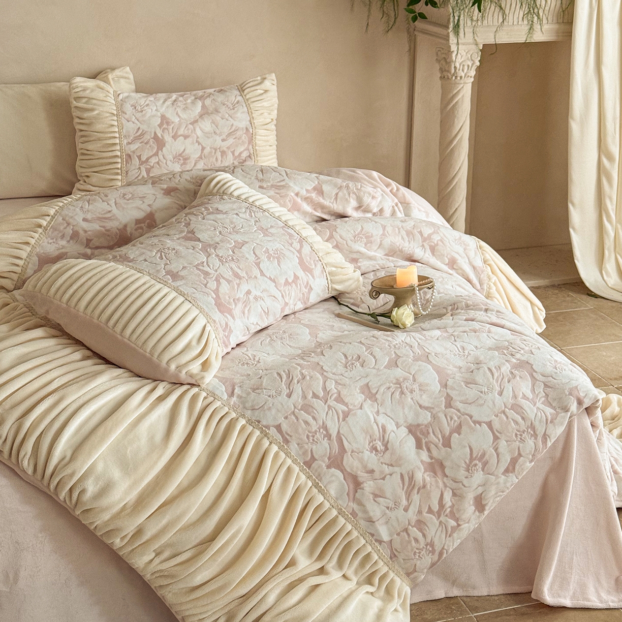 91家纺网 家纺一手货源 找家纺 圆岛家纺 2025新款复古法式雕花高克重牛奶绒四件套 山茶粉