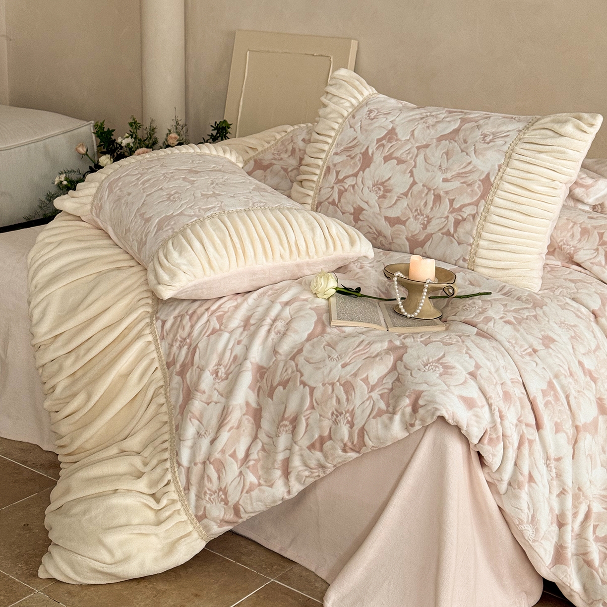 91家纺网 家纺一手货源 找家纺 圆岛家纺 2025新款复古法式雕花高克重牛奶绒四件套 山茶粉