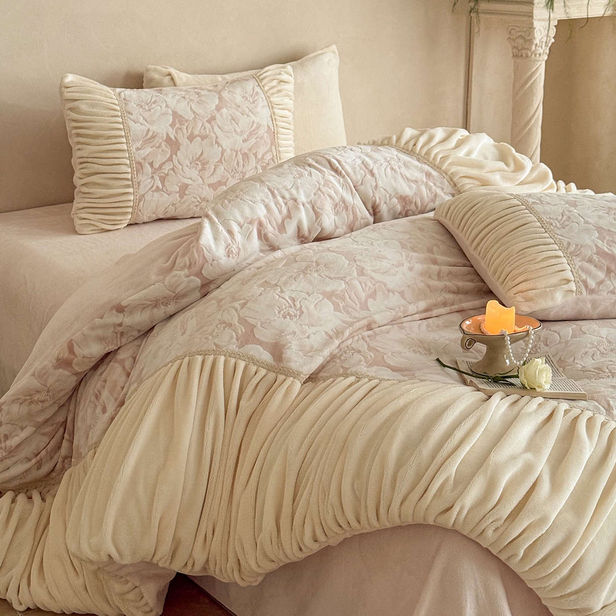 91家纺网 家纺一手货源 找家纺 圆岛家纺 2025新款复古法式雕花高克重牛奶绒四件套 山茶粉