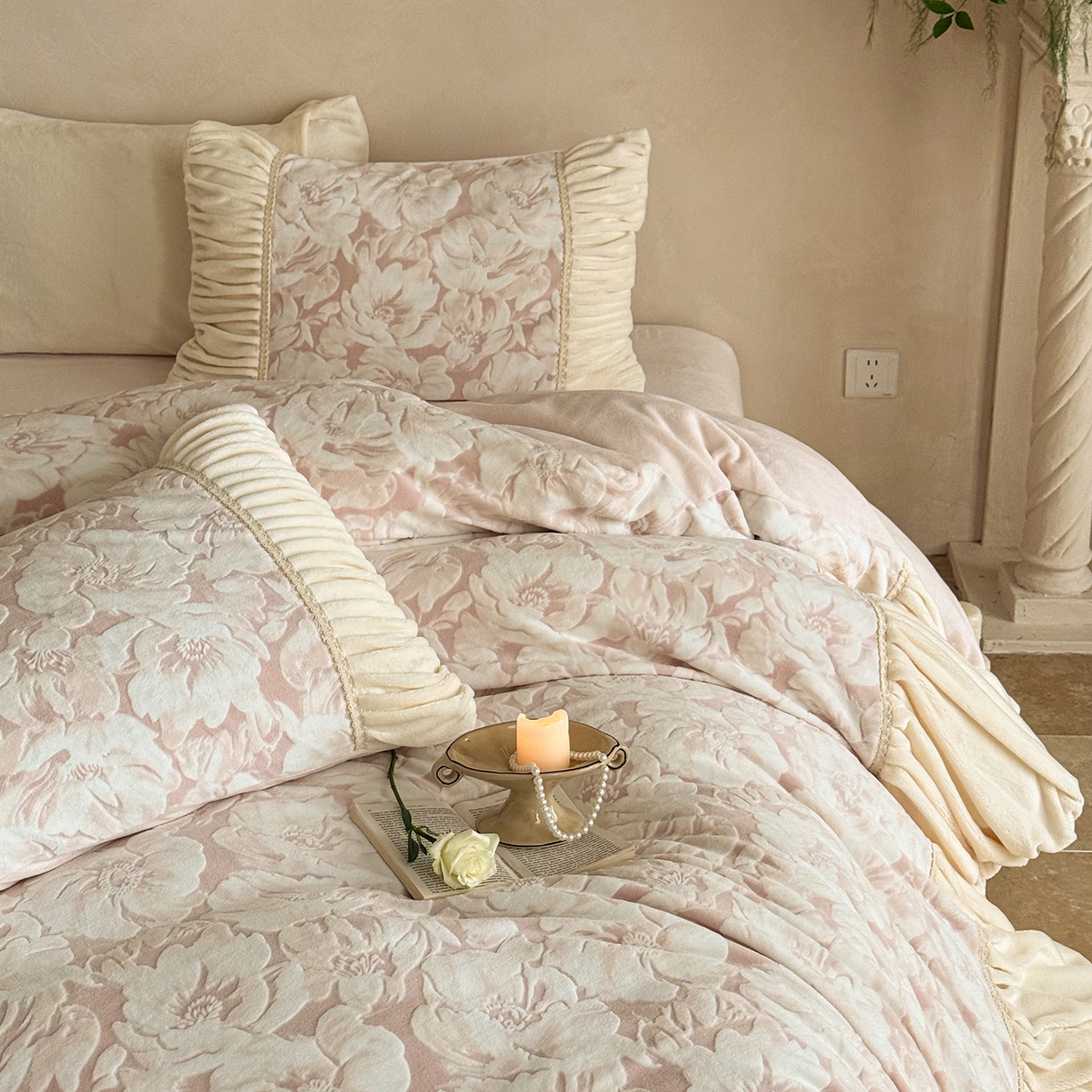 91家纺网 家纺一手货源 找家纺 圆岛家纺 2025新款复古法式雕花高克重牛奶绒四件套 山茶粉