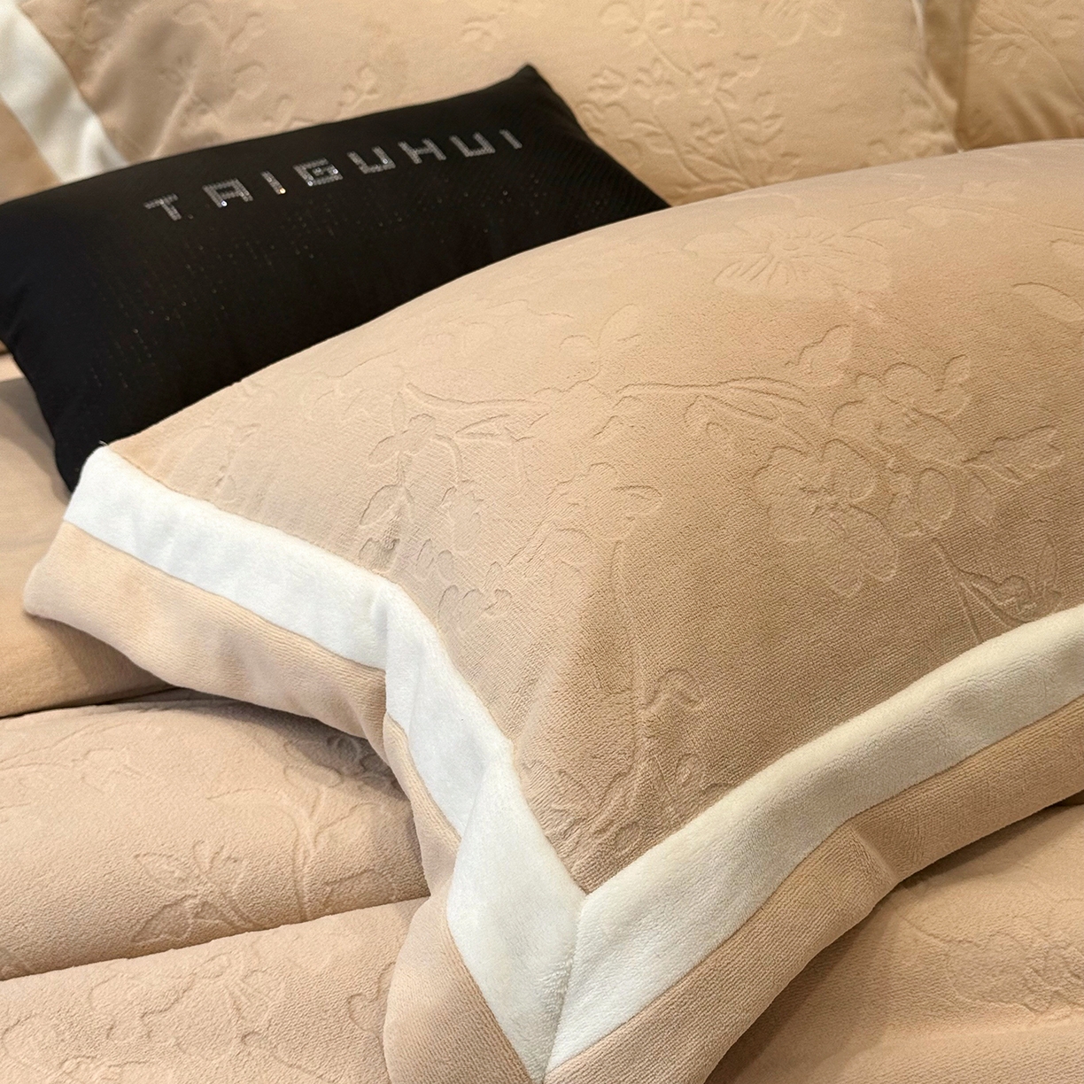 91家纺网 家纺一手货源 找家纺 （总）太古汇家居 2025新款高克重牛奶绒四件套-繁花系列