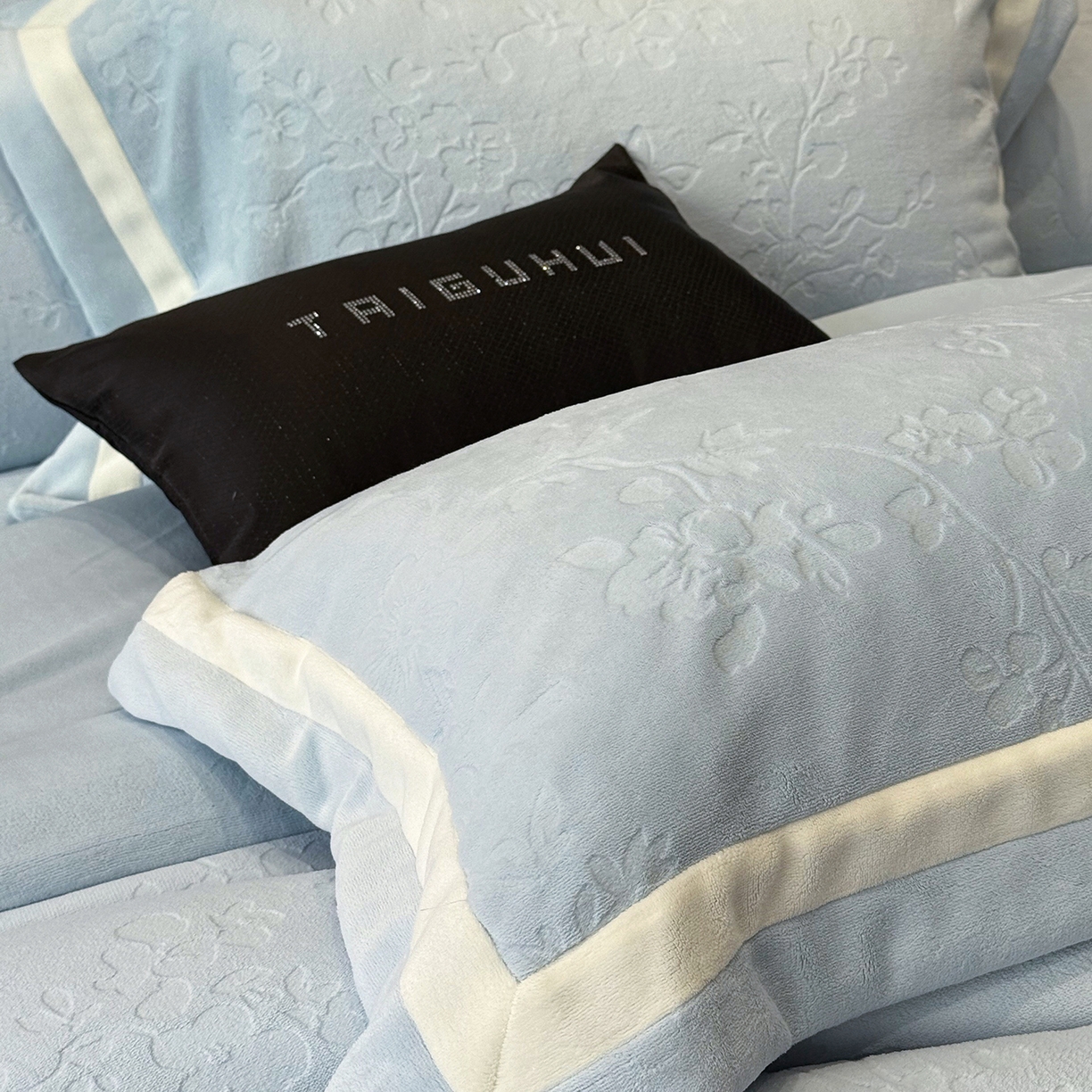 91家纺网 家纺一手货源 找家纺 太古汇家居 2025新款高克重牛奶绒四件套-繁花系列 繁花-水雾蓝