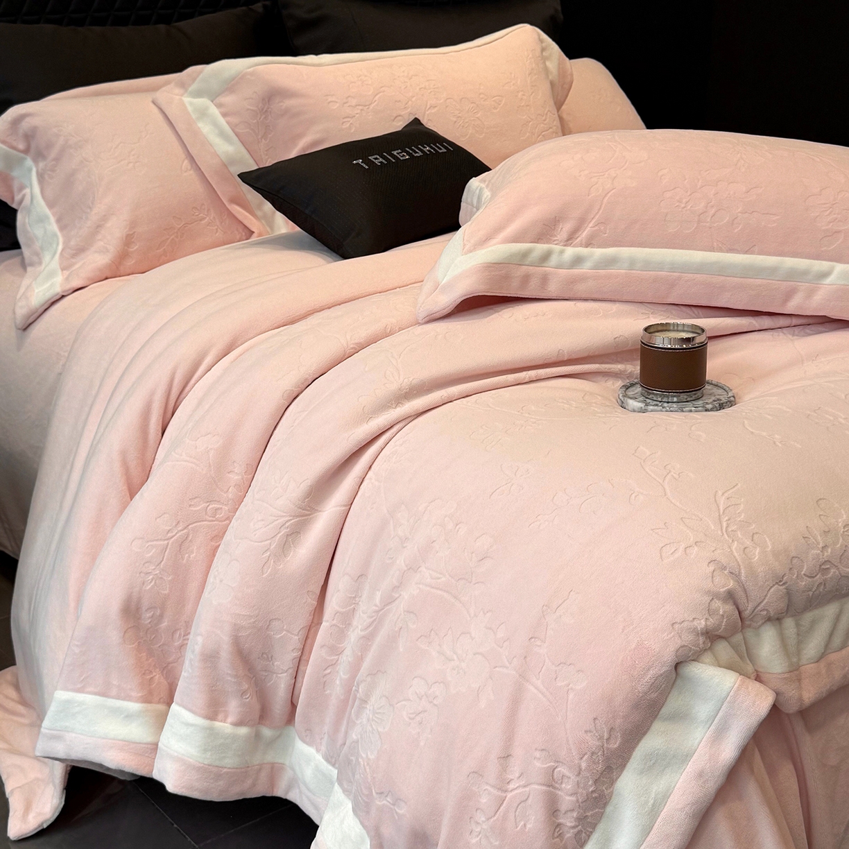 91家纺网 家纺一手货源 找家纺 太古汇家居 2025新款高克重牛奶绒四件套-繁花系列 繁花-慕斯粉