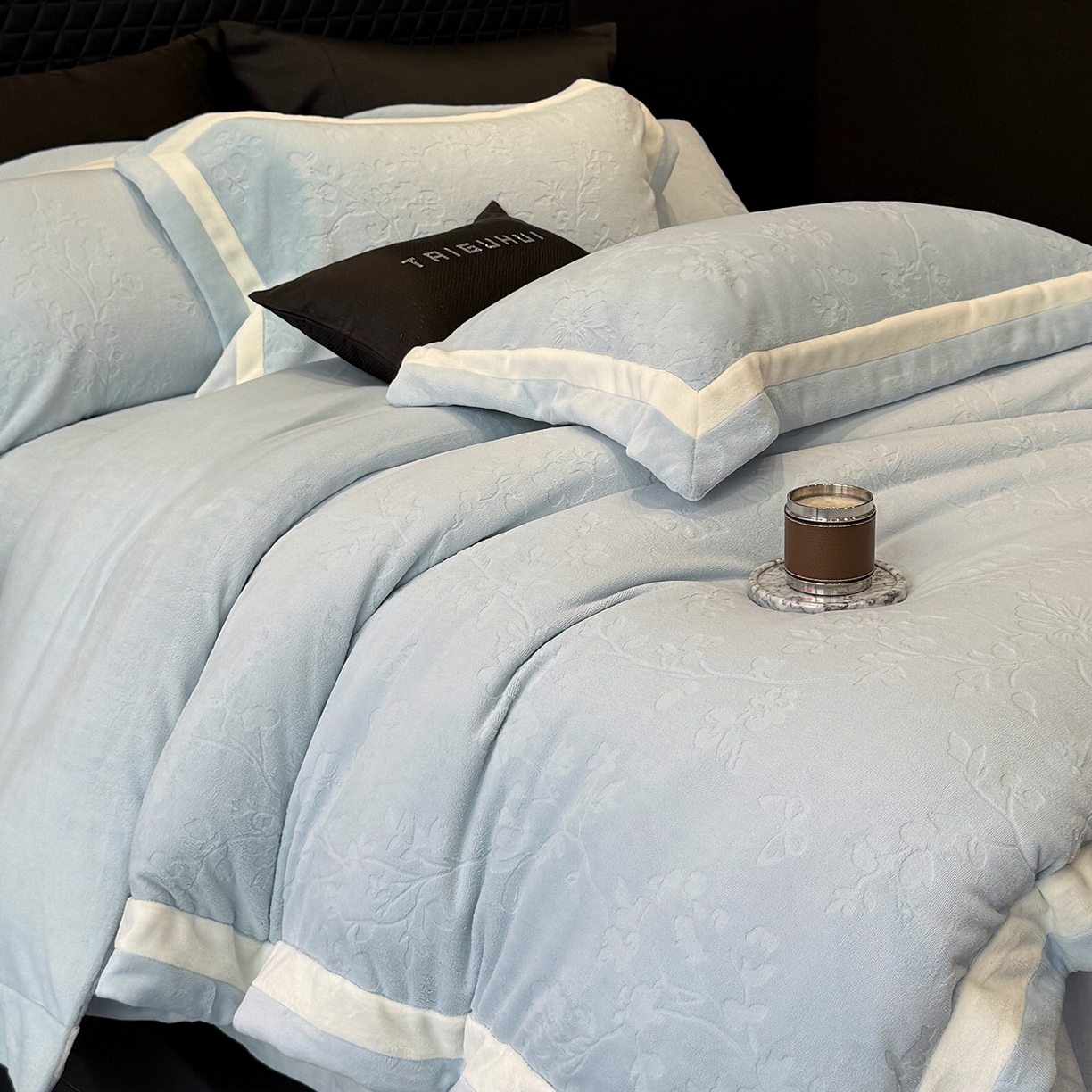 91家纺网 家纺一手货源 找家纺 太古汇家居 2025新款高克重牛奶绒四件套-繁花系列 繁花-水雾蓝