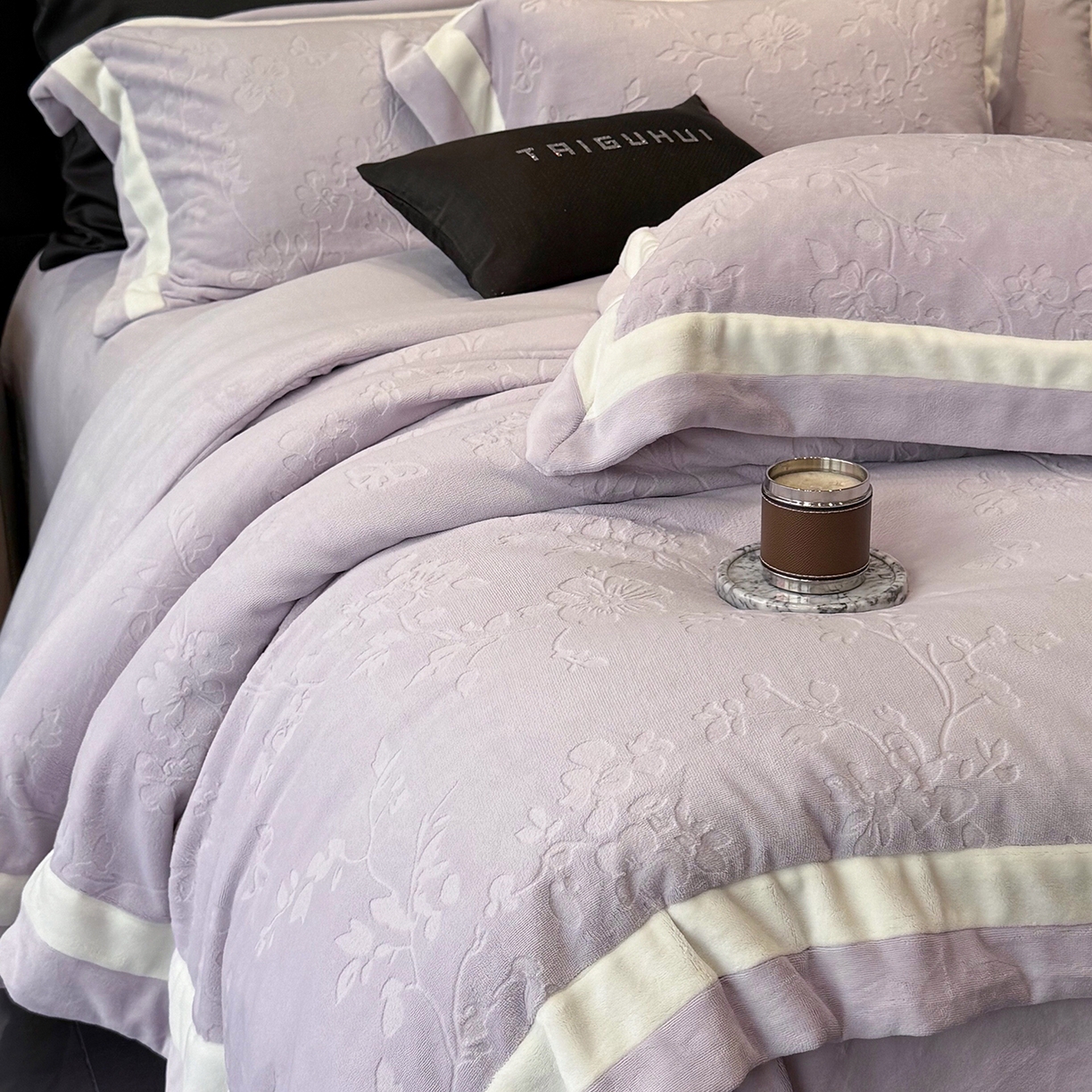91家纺网 家纺一手货源 找家纺 太古汇家居 2025新款高克重牛奶绒四件套-繁花系列 繁花-经典紫