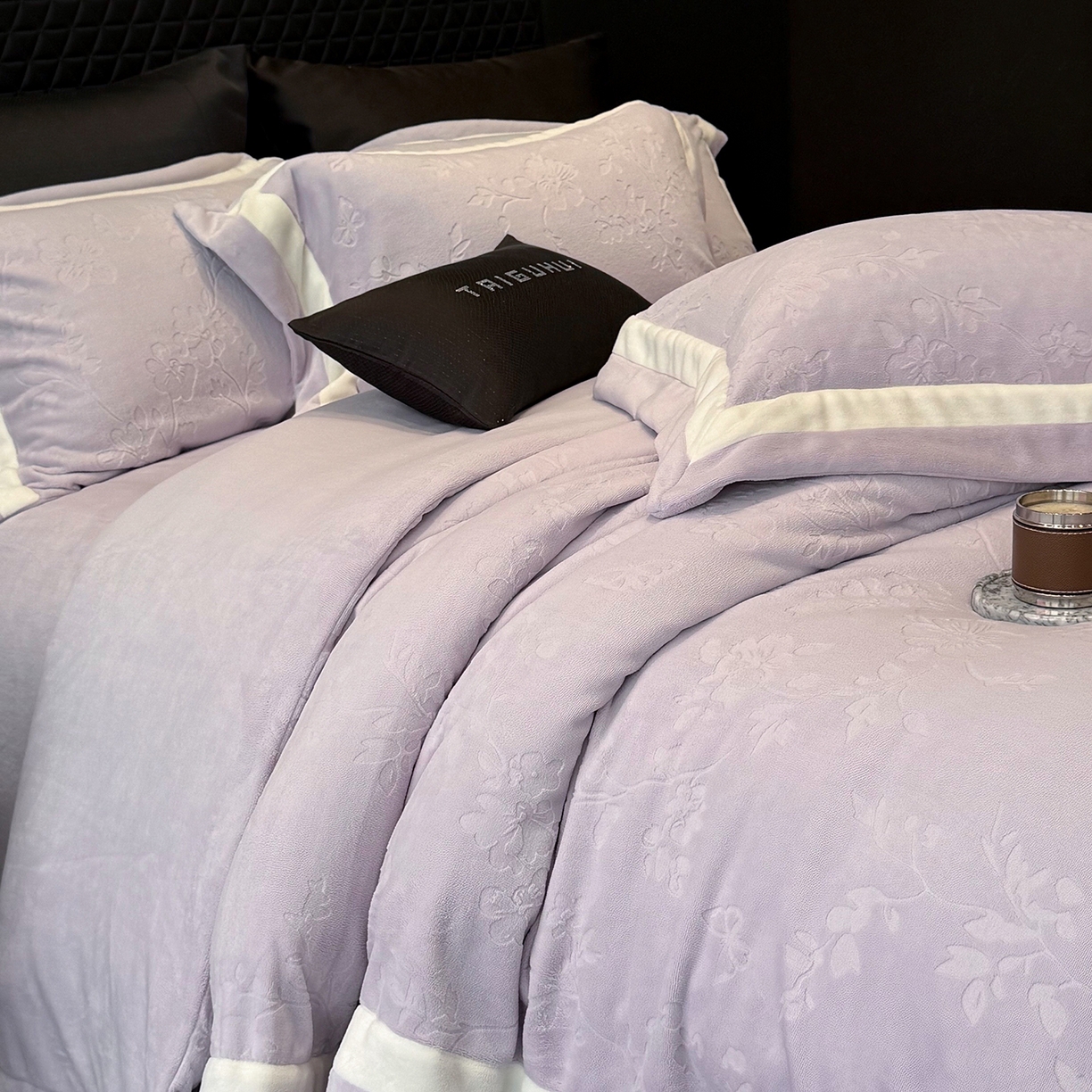 91家纺网 家纺一手货源 找家纺 太古汇家居 2025新款高克重牛奶绒四件套-繁花系列 繁花-经典紫