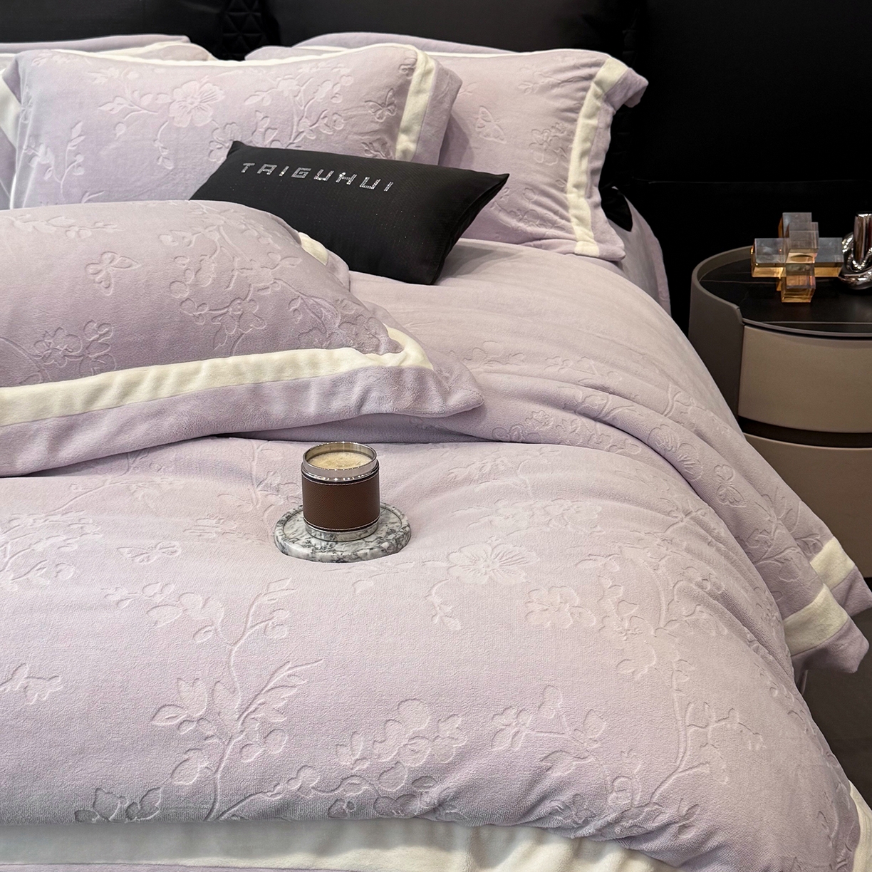 91家纺网 家纺一手货源 找家纺 太古汇家居 2025新款高克重牛奶绒四件套-繁花系列 繁花-经典紫