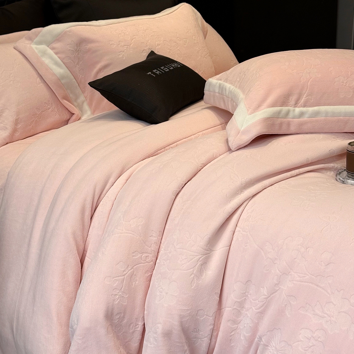 91家纺网 家纺一手货源 找家纺 太古汇家居 2025新款高克重牛奶绒四件套-繁花系列 繁花-慕斯粉