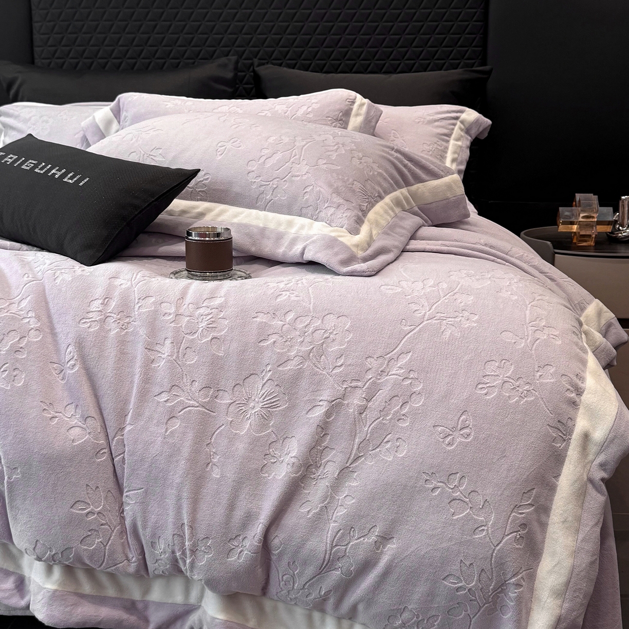 91家纺网 家纺一手货源 找家纺 太古汇家居 2025新款高克重牛奶绒四件套-繁花系列 繁花-经典紫