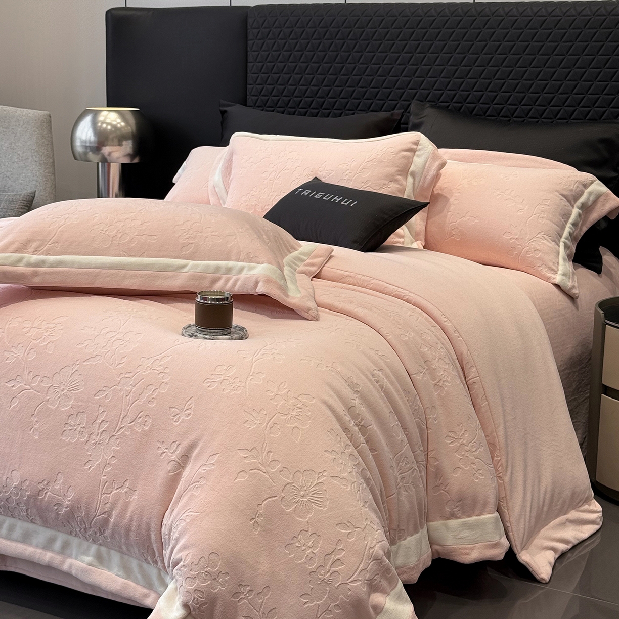 91家纺网 家纺一手货源 找家纺 太古汇家居 2025新款高克重牛奶绒四件套-繁花系列 繁花-慕斯粉