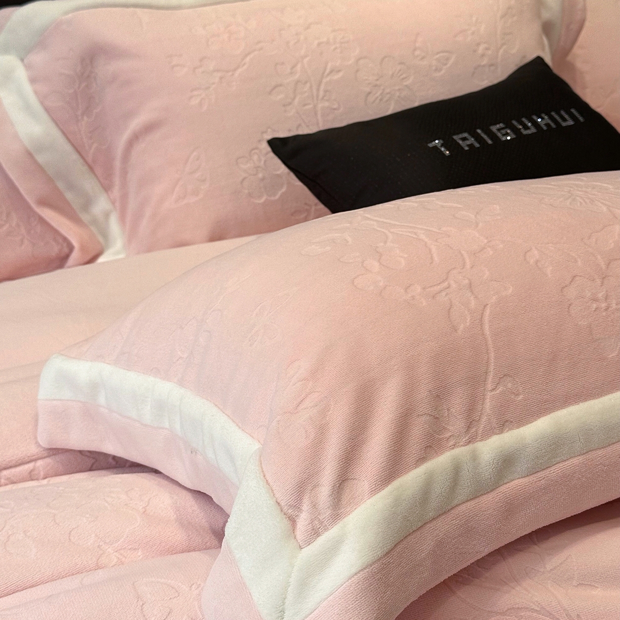 91家纺网 家纺一手货源 找家纺 太古汇家居 2025新款高克重牛奶绒四件套-繁花系列 繁花-慕斯粉