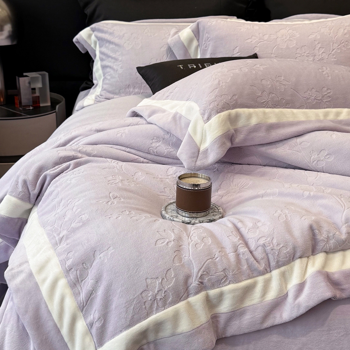 91家纺网 家纺一手货源 找家纺 太古汇家居 2025新款高克重牛奶绒四件套-繁花系列 繁花-经典紫