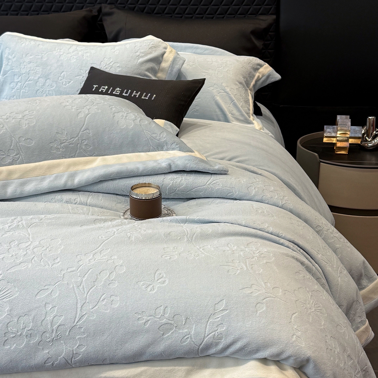 91家纺网 家纺一手货源 找家纺 太古汇家居 2025新款高克重牛奶绒四件套-繁花系列 繁花-水雾蓝