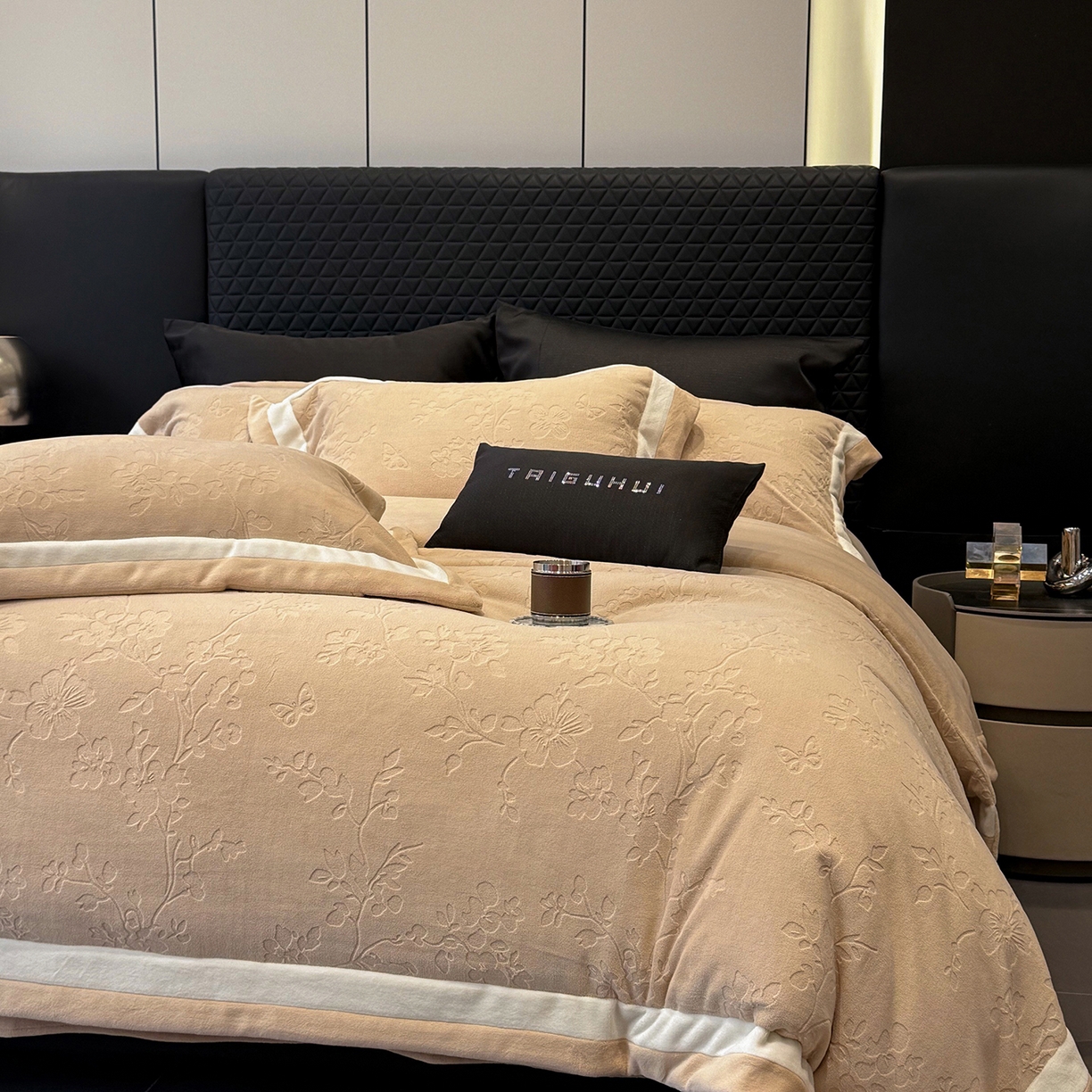 91家纺网 家纺一手货源 找家纺 太古汇家居 2025新款高克重牛奶绒四件套-繁花系列 繁花-琥珀杏