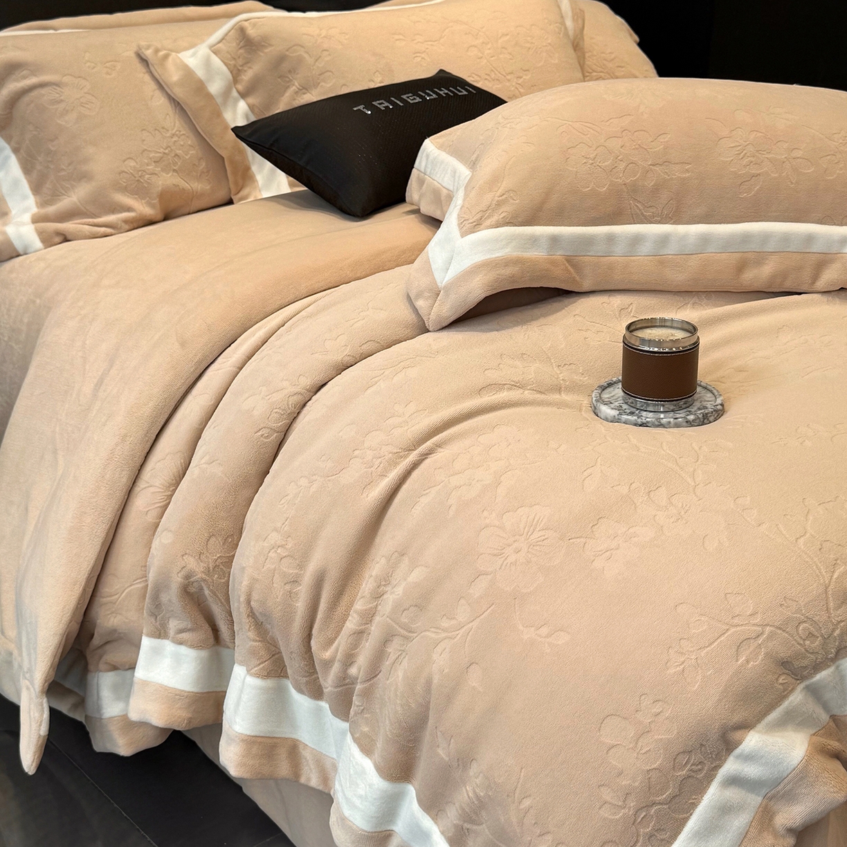 91家纺网 家纺一手货源 找家纺 太古汇家居 2025新款高克重牛奶绒四件套-繁花系列 繁花-琥珀杏