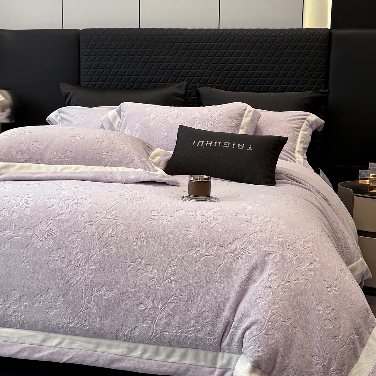 91家纺网 家纺一手货源 找家纺 太古汇家居 2025新款高克重牛奶绒四件套-繁花系列 繁花-经典紫
