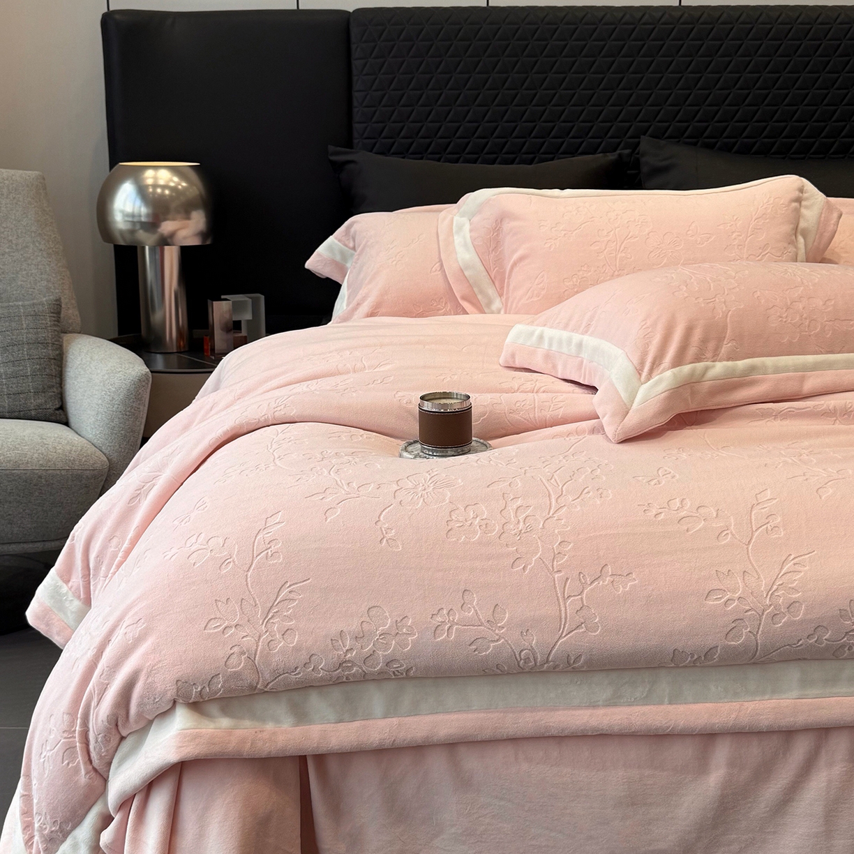 91家纺网 家纺一手货源 找家纺 太古汇家居 2025新款高克重牛奶绒四件套-繁花系列 繁花-慕斯粉