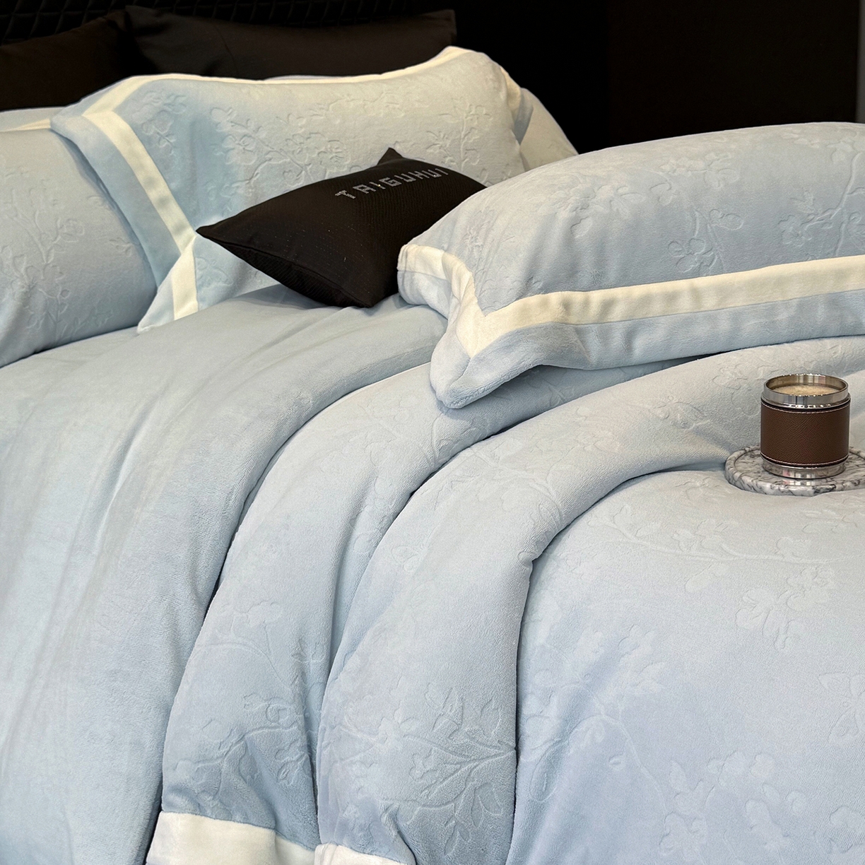 91家纺网 家纺一手货源 找家纺 太古汇家居 2025新款高克重牛奶绒四件套-繁花系列 繁花-水雾蓝