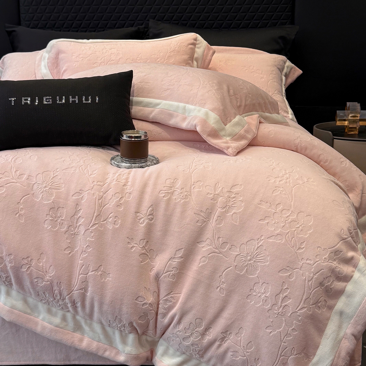 91家纺网 家纺一手货源 找家纺 太古汇家居 2025新款高克重牛奶绒四件套-繁花系列 繁花-慕斯粉