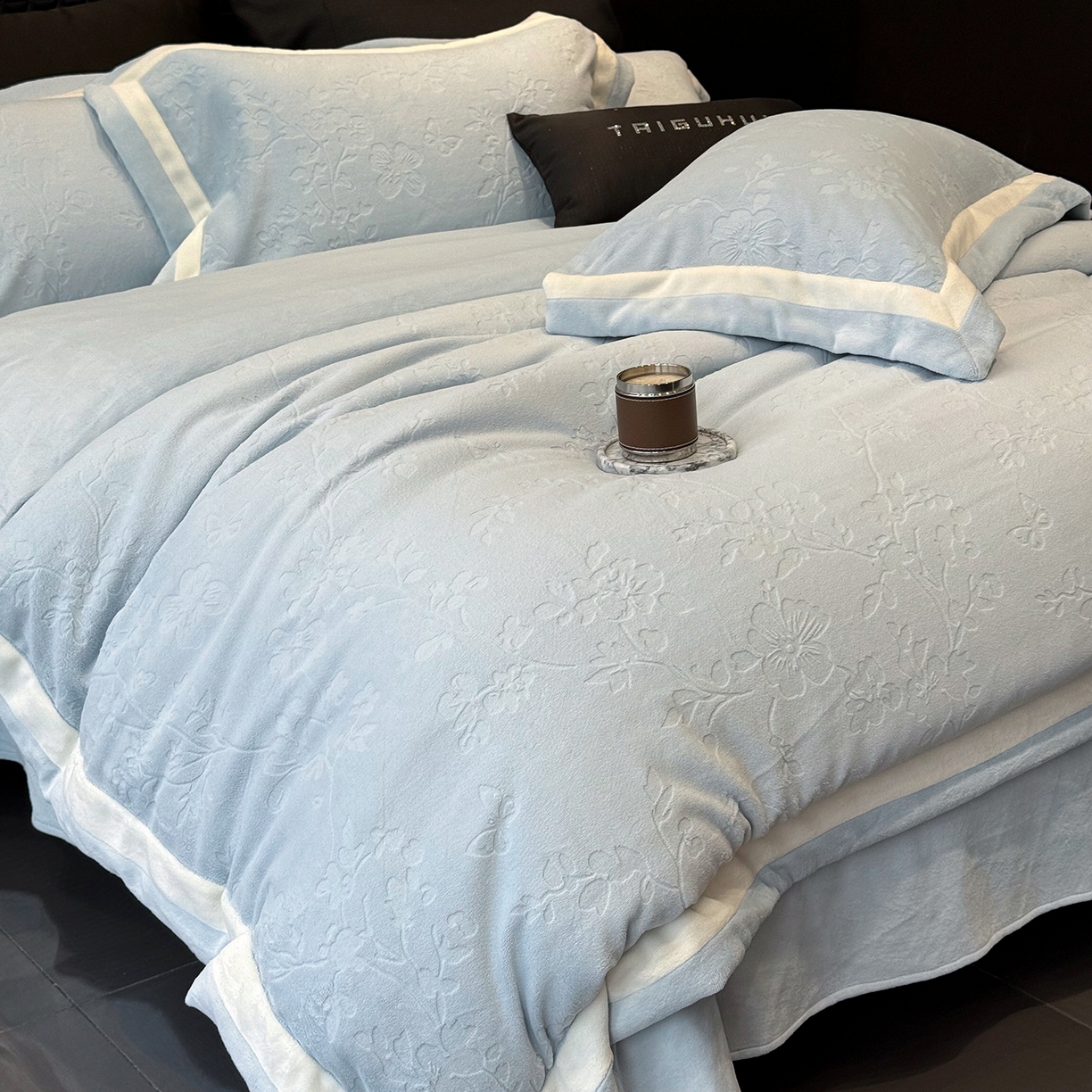 91家纺网 家纺一手货源 找家纺 太古汇家居 2025新款高克重牛奶绒四件套-繁花系列 繁花-水雾蓝