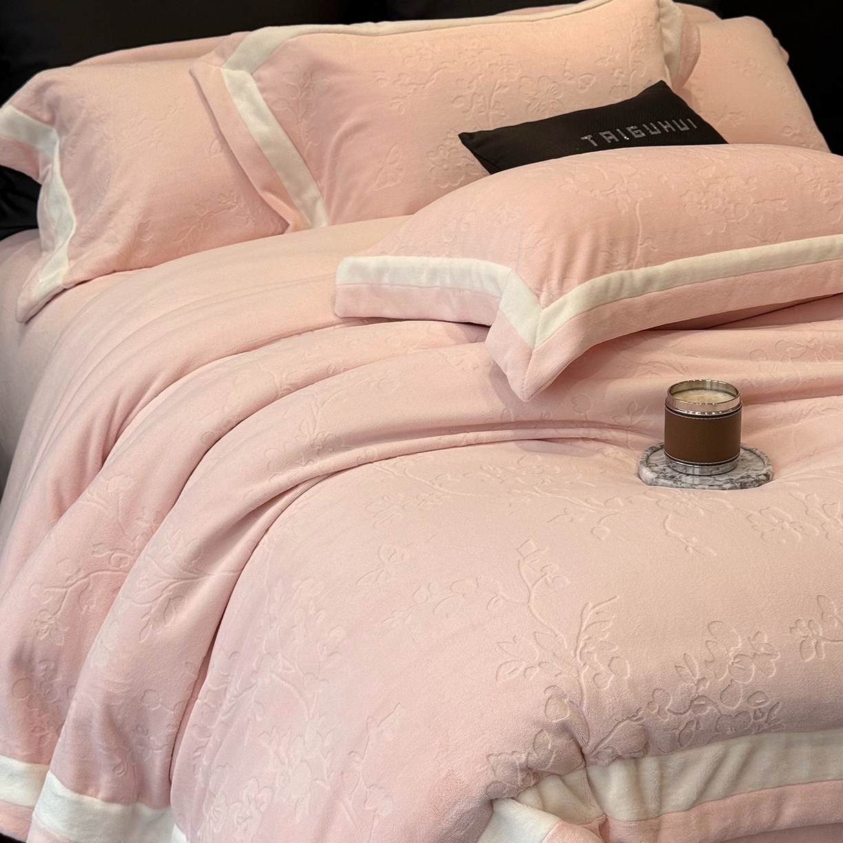 91家纺网 家纺一手货源 找家纺 太古汇家居 2025新款高克重牛奶绒四件套-繁花系列 繁花-慕斯粉