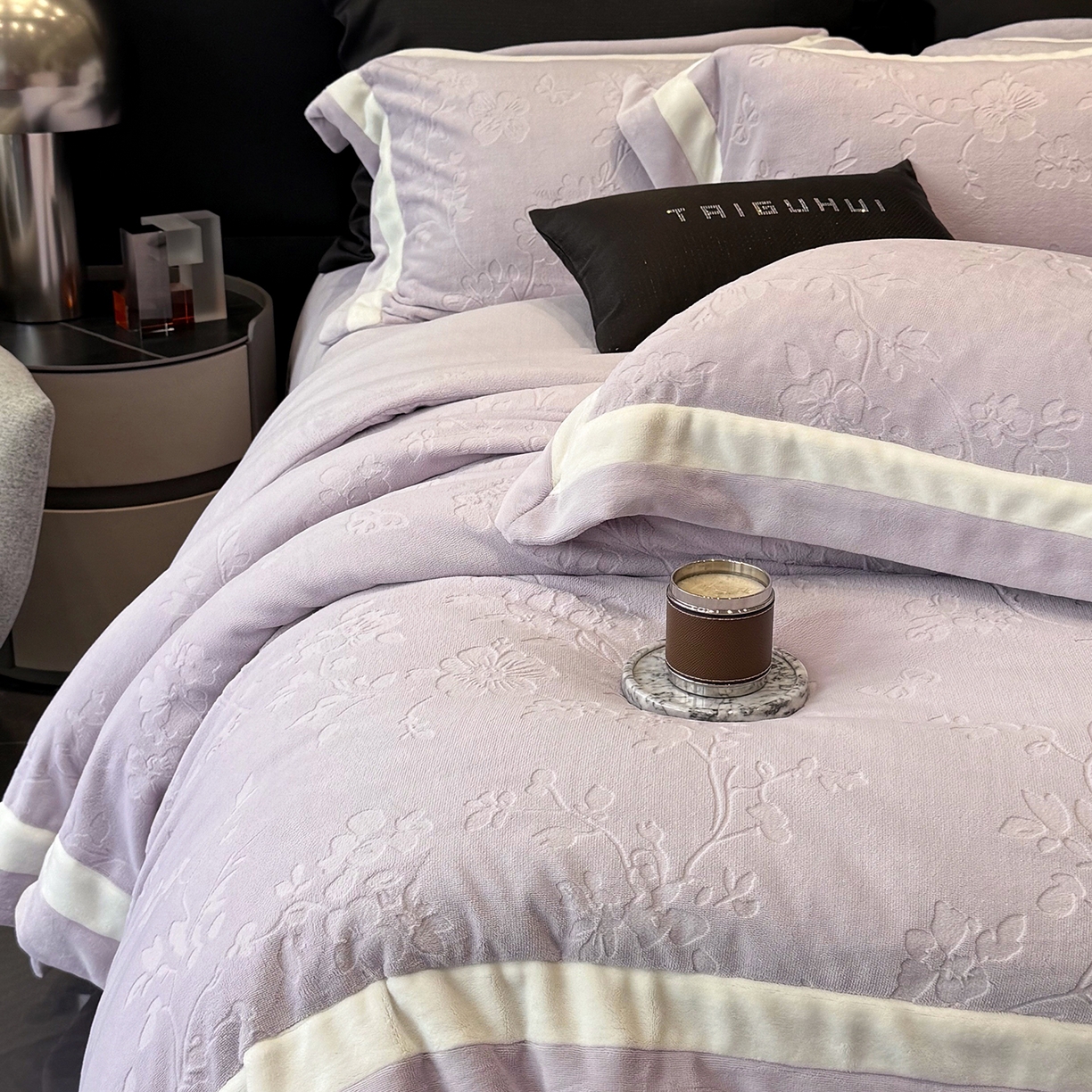 91家纺网 家纺一手货源 找家纺 太古汇家居 2025新款高克重牛奶绒四件套-繁花系列 繁花-经典紫