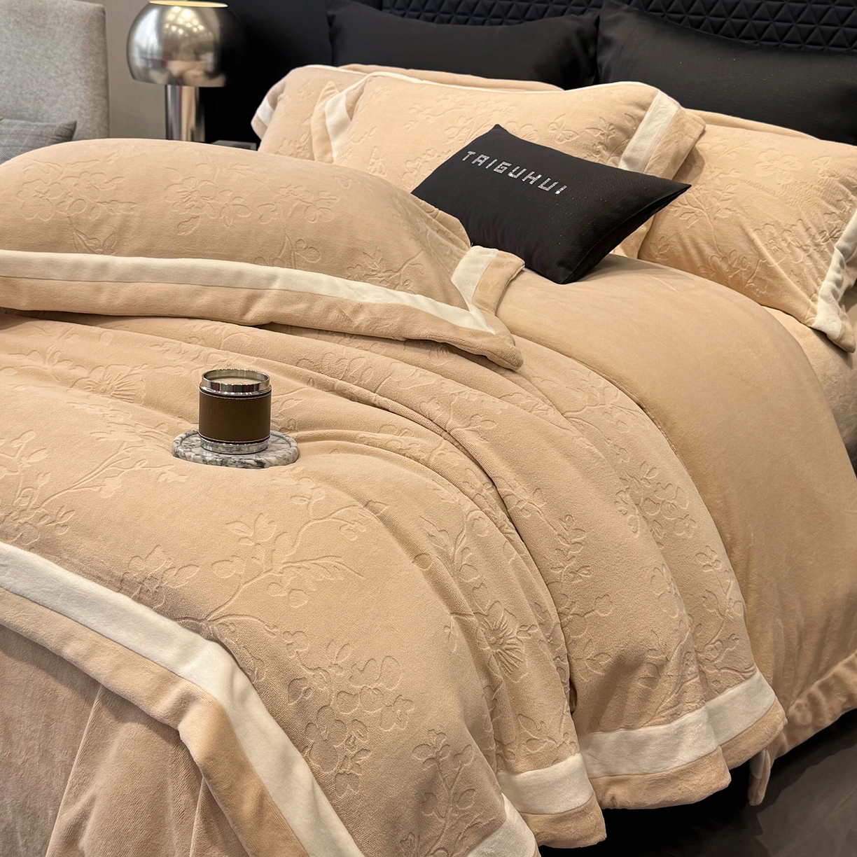 91家纺网 家纺一手货源 找家纺 太古汇家居 2025新款高克重牛奶绒四件套-繁花系列 繁花-琥珀杏