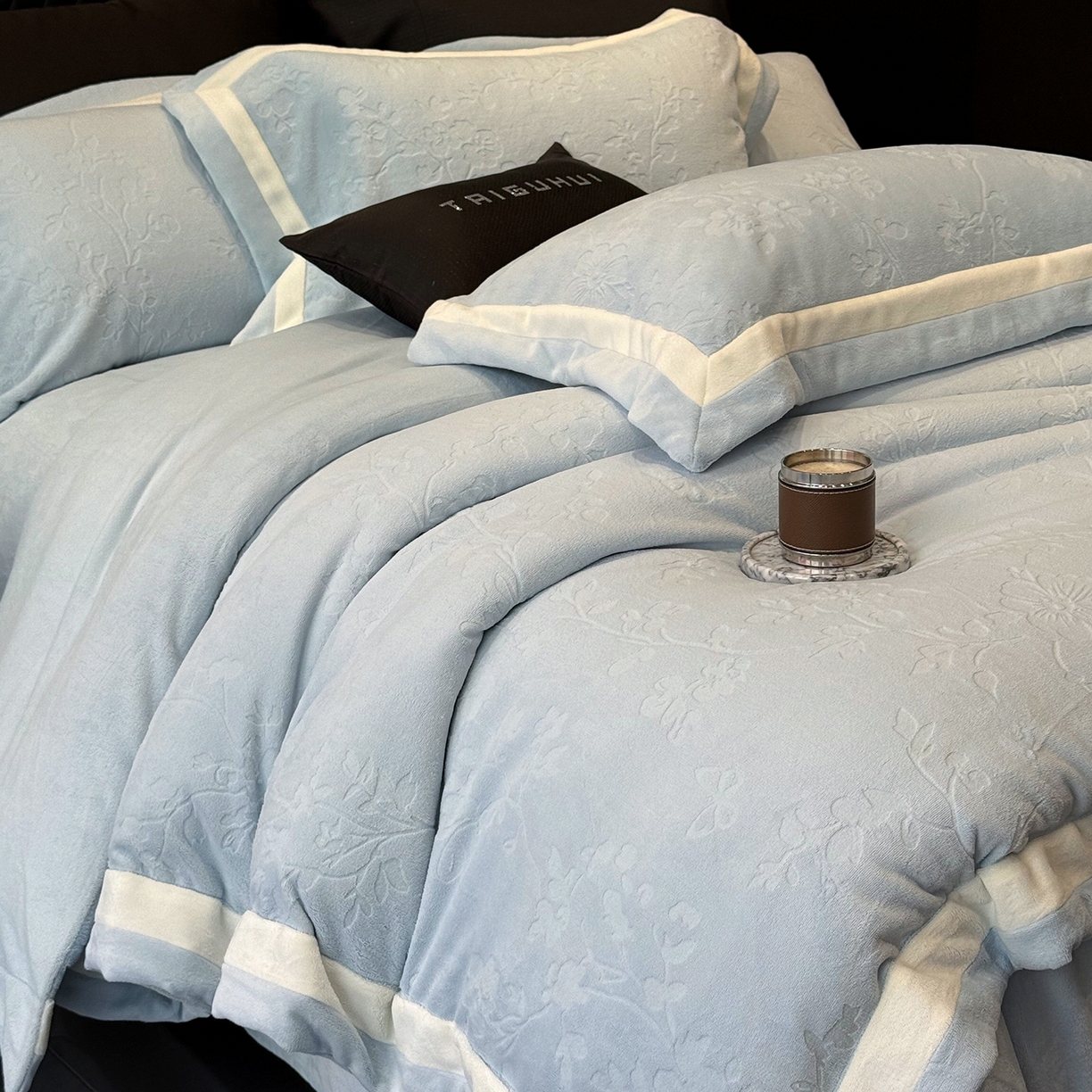 91家纺网 家纺一手货源 找家纺 太古汇家居 2025新款高克重牛奶绒四件套-繁花系列 繁花-水雾蓝