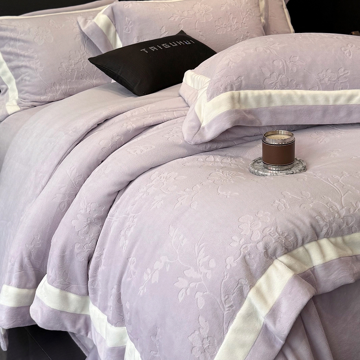 91家纺网 家纺一手货源 找家纺 太古汇家居 2025新款高克重牛奶绒四件套-繁花系列 繁花-经典紫