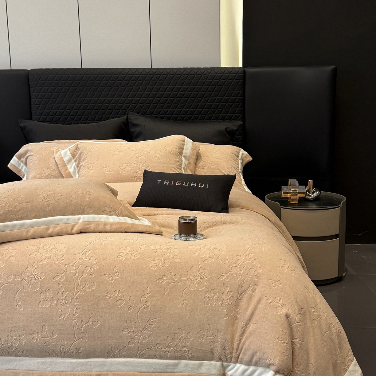 91家纺网 家纺一手货源 找家纺 太古汇家居 2025新款高克重牛奶绒四件套-繁花系列 繁花-琥珀杏