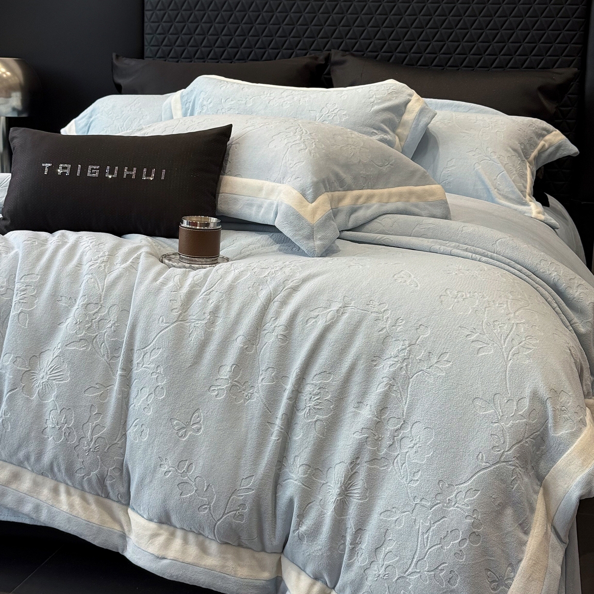 91家纺网 家纺一手货源 找家纺 太古汇家居 2025新款高克重牛奶绒四件套-繁花系列 繁花-水雾蓝