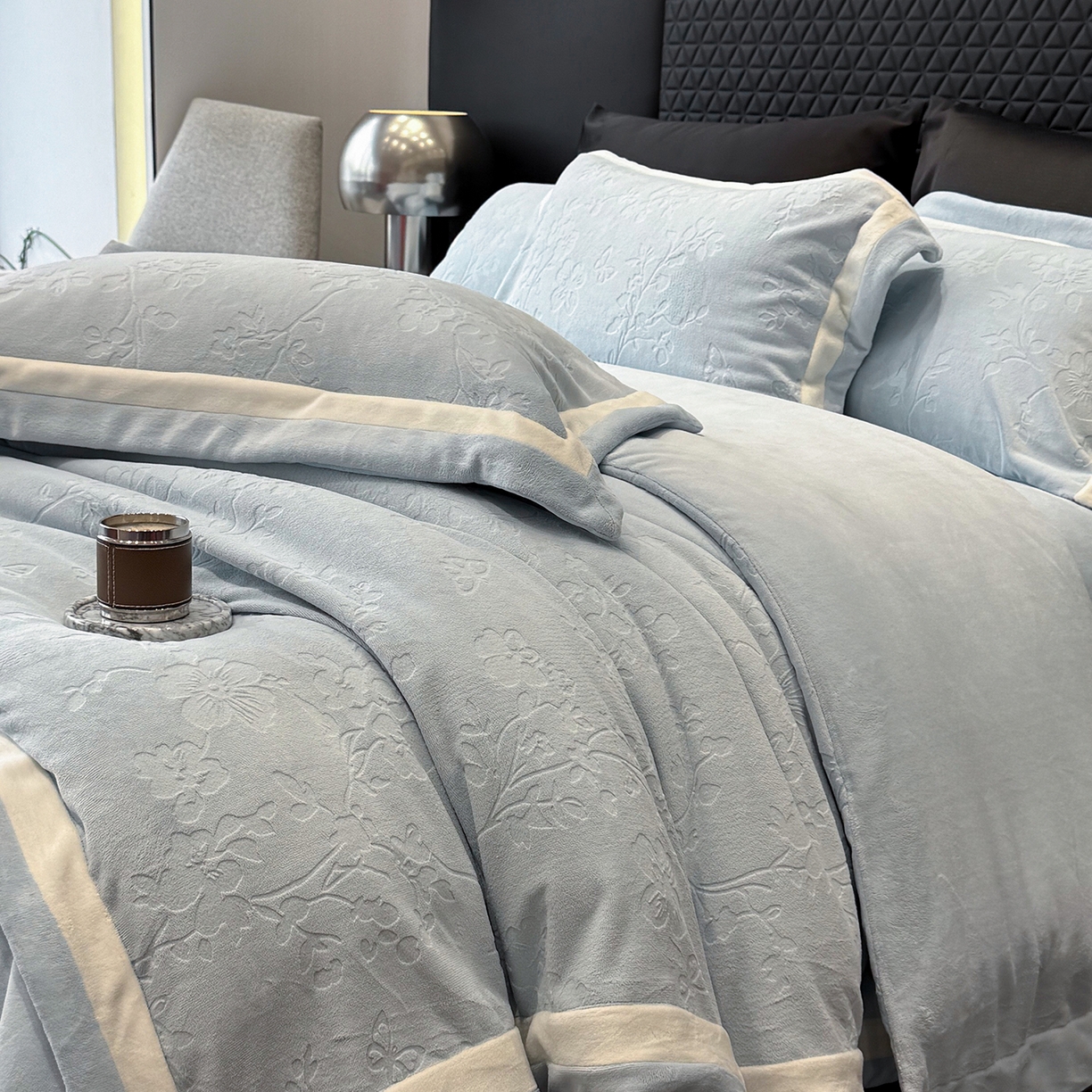 91家纺网 家纺一手货源 找家纺 太古汇家居 2025新款高克重牛奶绒四件套-繁花系列 繁花-水雾蓝