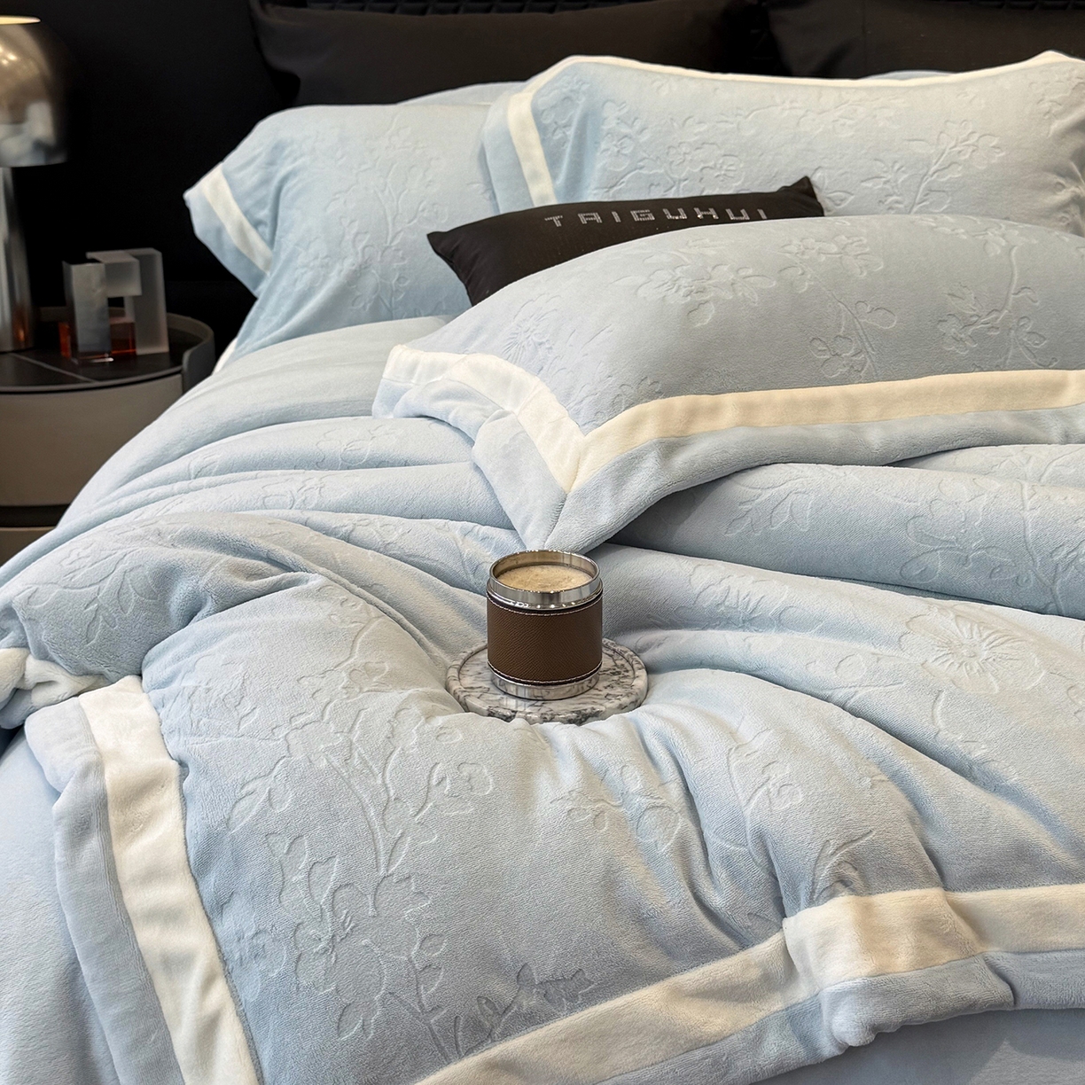 91家纺网 家纺一手货源 找家纺 太古汇家居 2025新款高克重牛奶绒四件套-繁花系列 繁花-水雾蓝