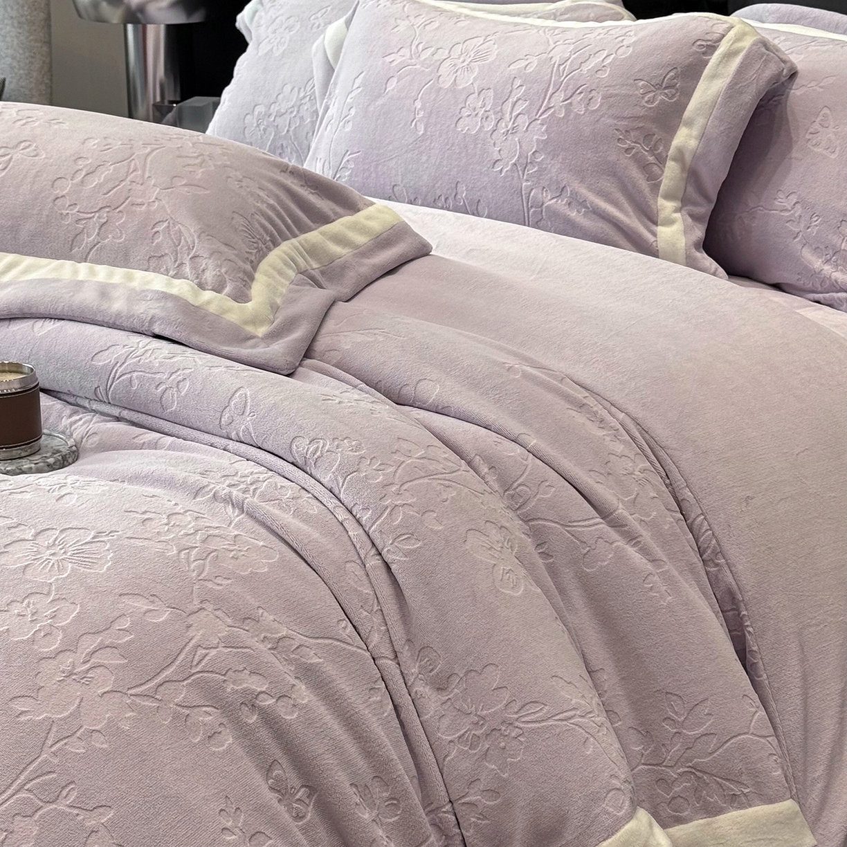91家纺网 家纺一手货源 找家纺 太古汇家居 2025新款高克重牛奶绒四件套-繁花系列 繁花-经典紫