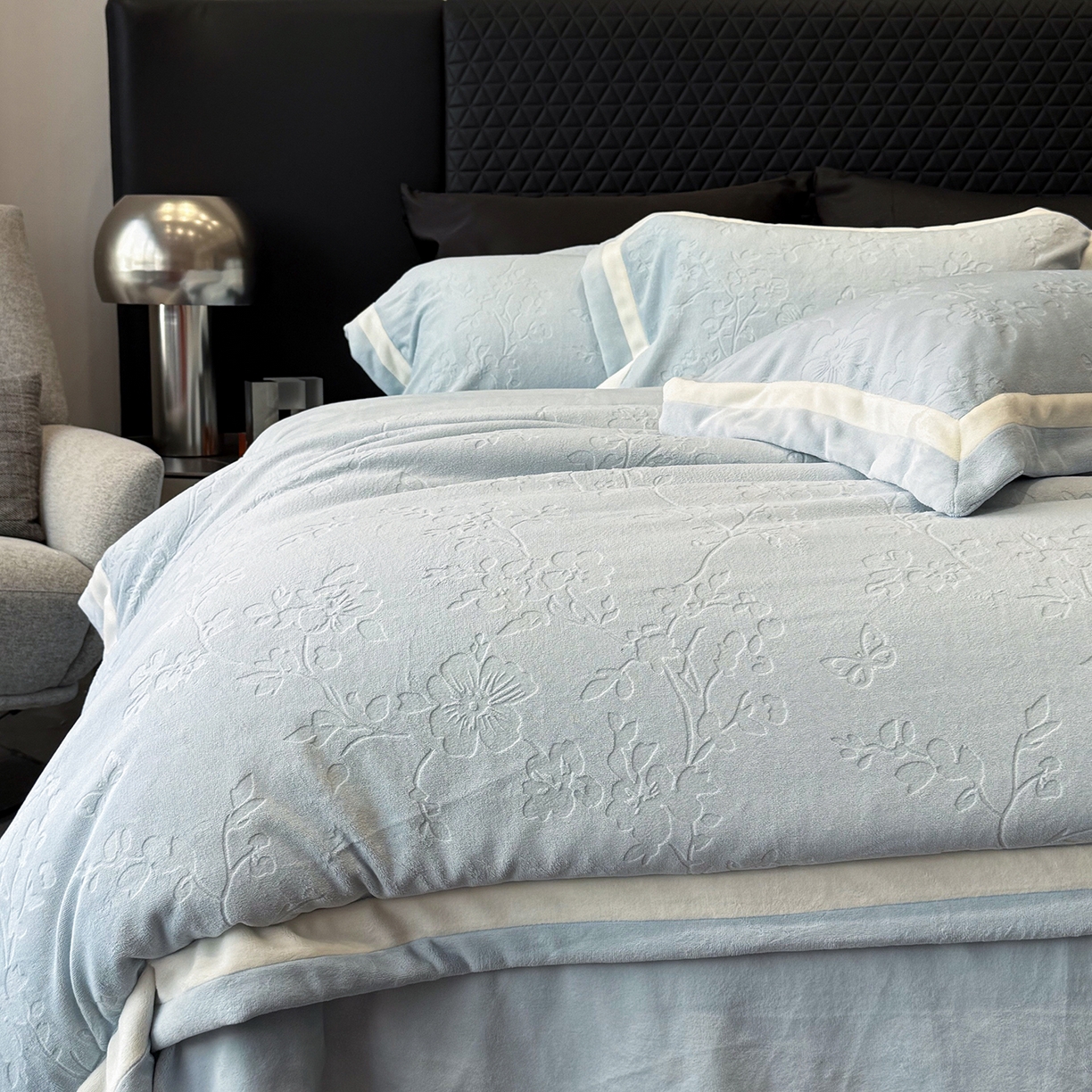 91家纺网 家纺一手货源 找家纺 太古汇家居 2025新款高克重牛奶绒四件套-繁花系列 繁花-水雾蓝