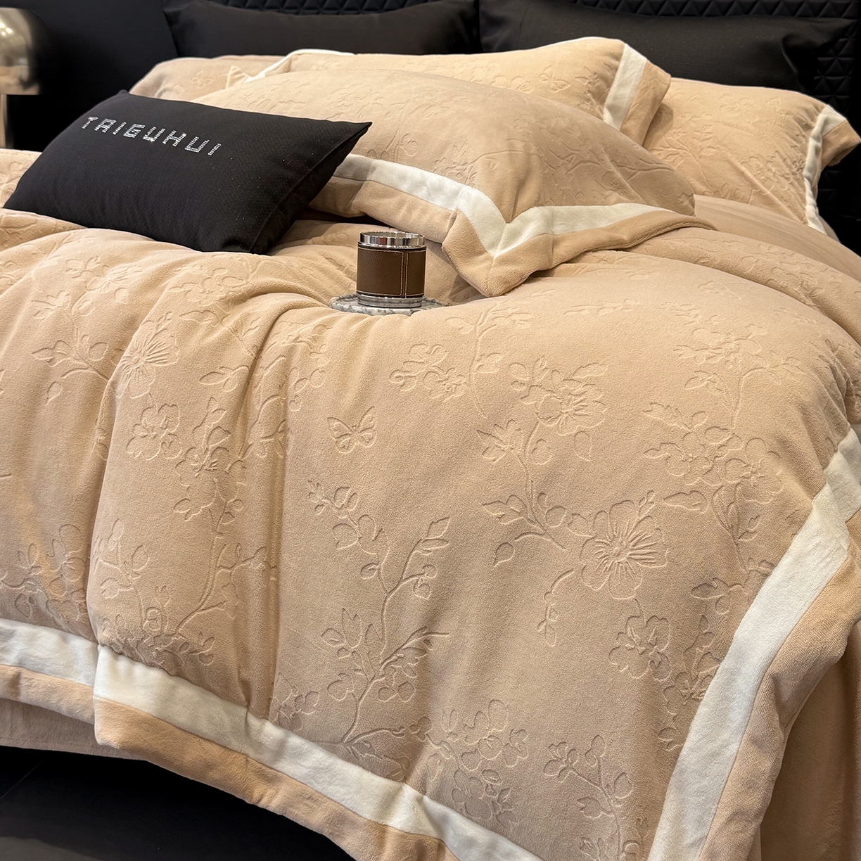 91家纺网 家纺一手货源 找家纺 太古汇家居 2025新款高克重牛奶绒四件套-繁花系列 繁花-琥珀杏