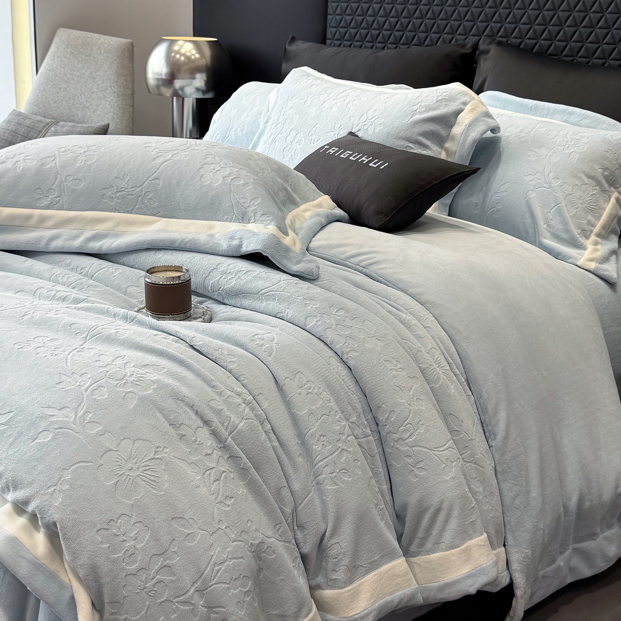 91家纺网 家纺一手货源 找家纺 太古汇家居 2025新款高克重牛奶绒四件套-繁花系列 繁花-水雾蓝